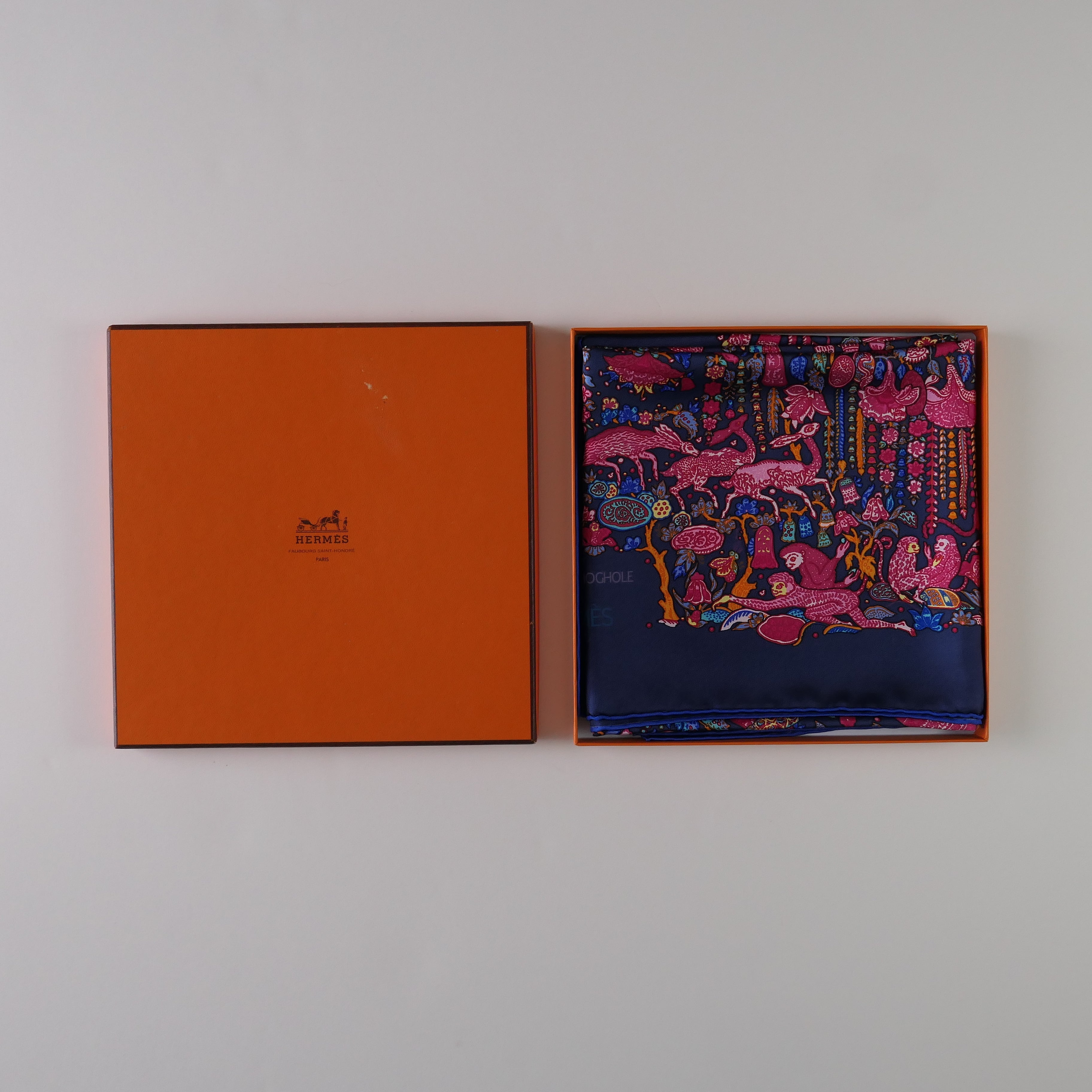 Carré Hermès Légende Moghole 90 cm soie, présentation avec boîte Hermès orange