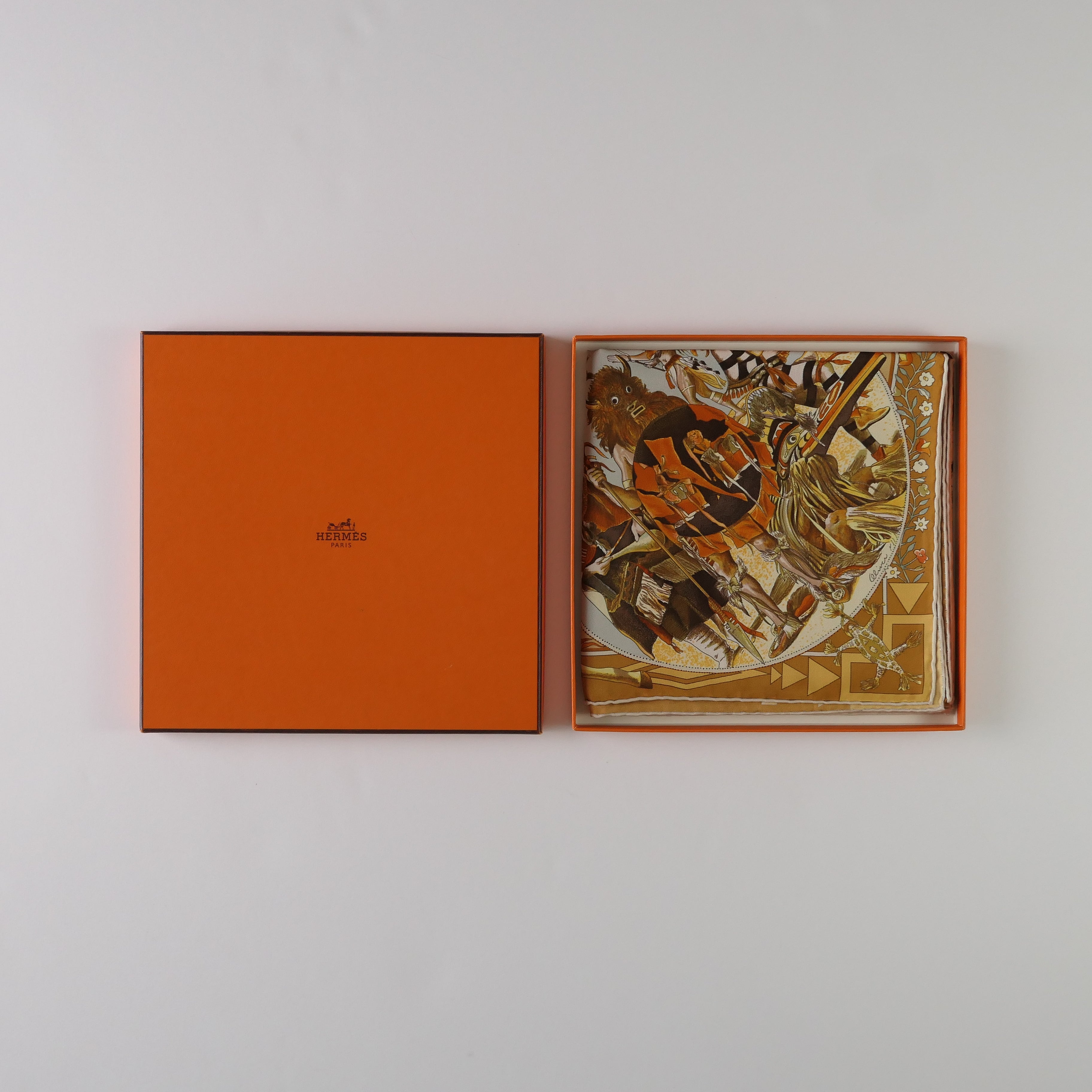 Carré Hermès Mythologies des Hommes Rouges 90 cm soie, présentation avec boîte Hermès orange