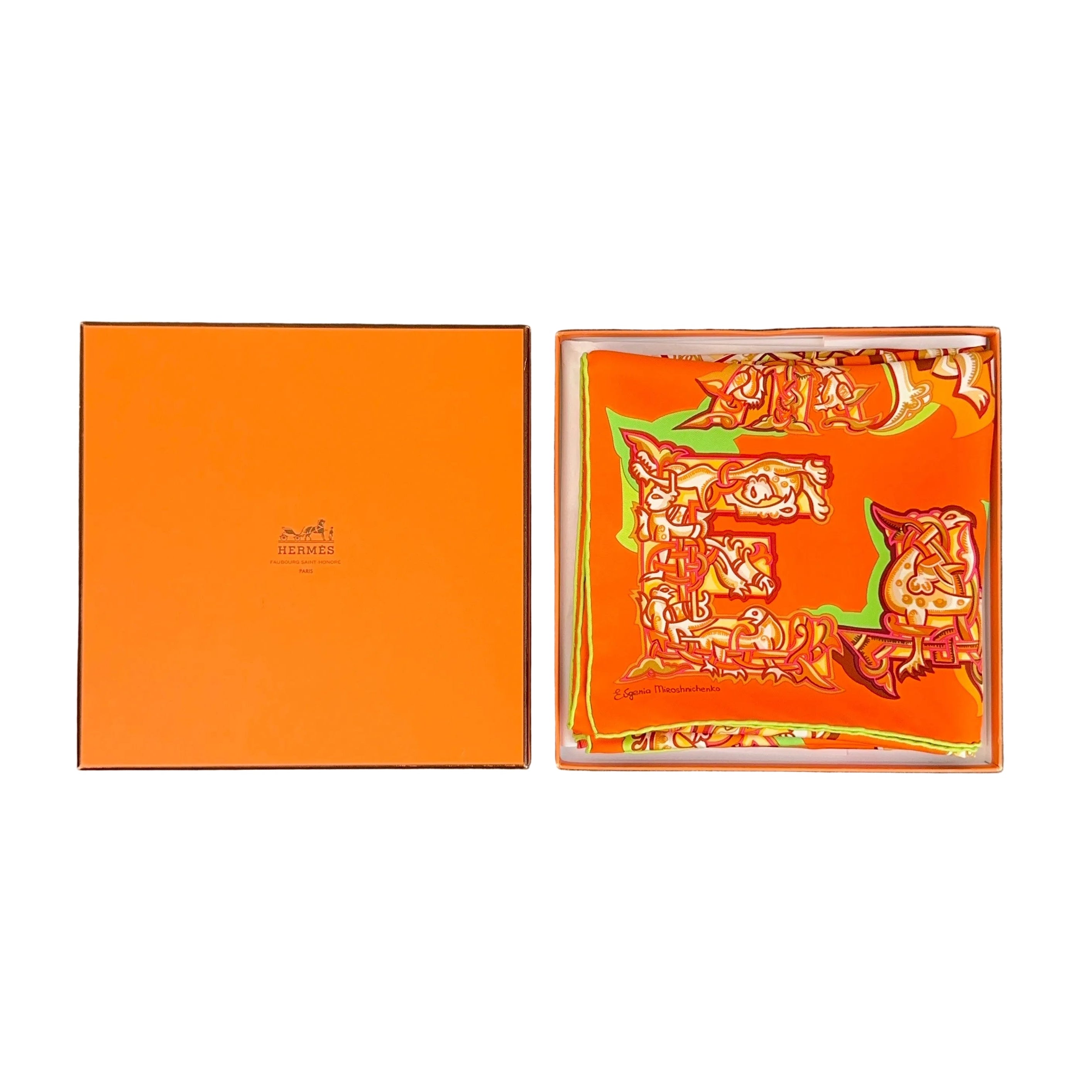 Carré Hermès Alphabet Russe d'Evgenia Miroshnichenko, 90 cm soie, autre vue de la boîte Hermès orange