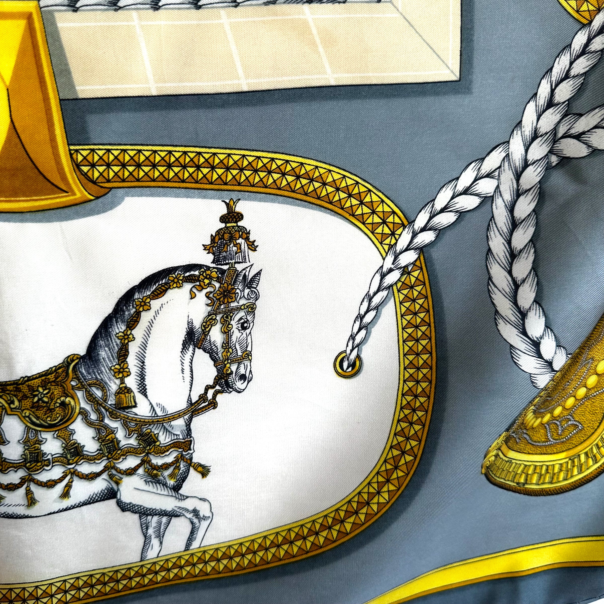 Grand display - HERMES SCARF 90 CM