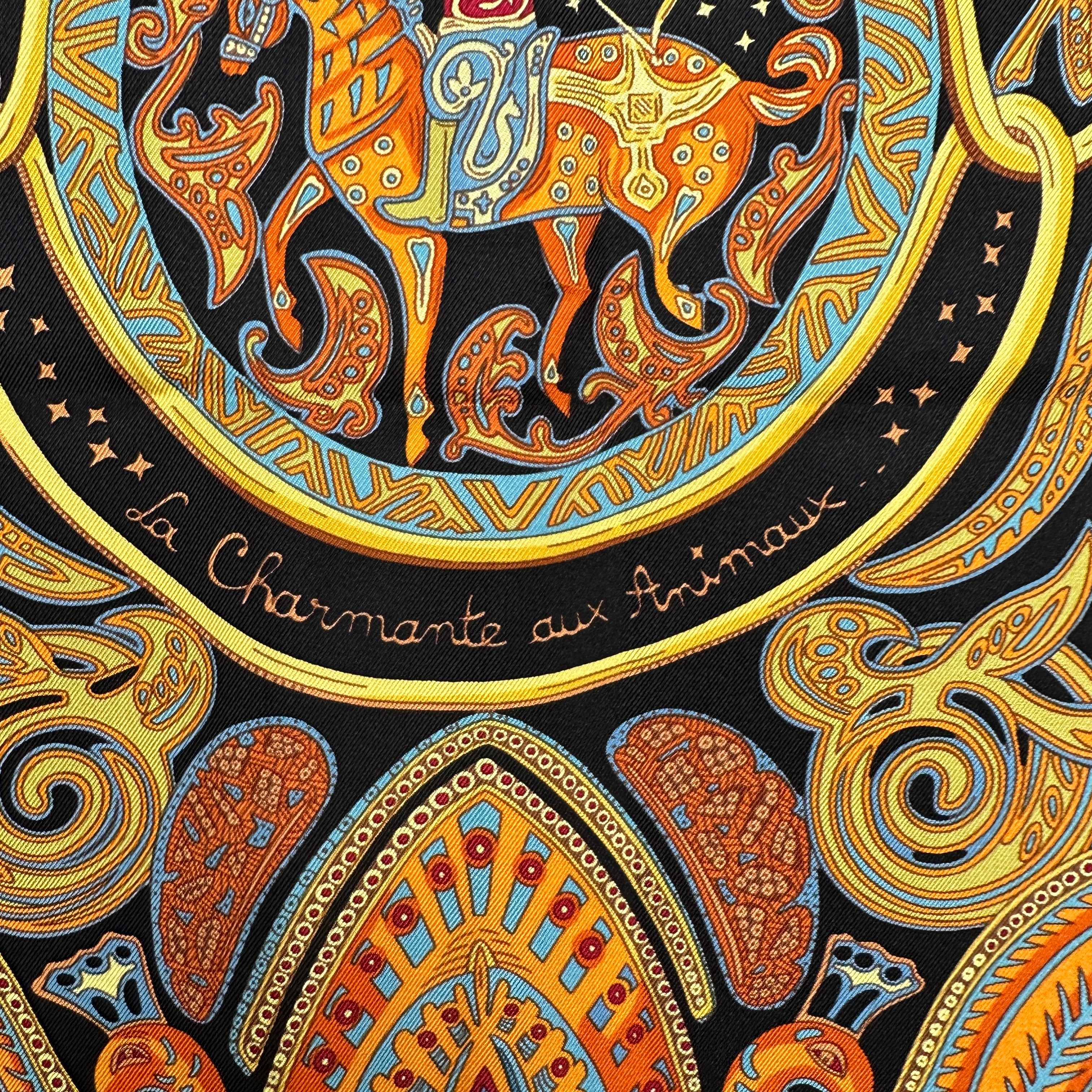 carre-foulard-hermes-la-charmante-aux-animaux-detail
