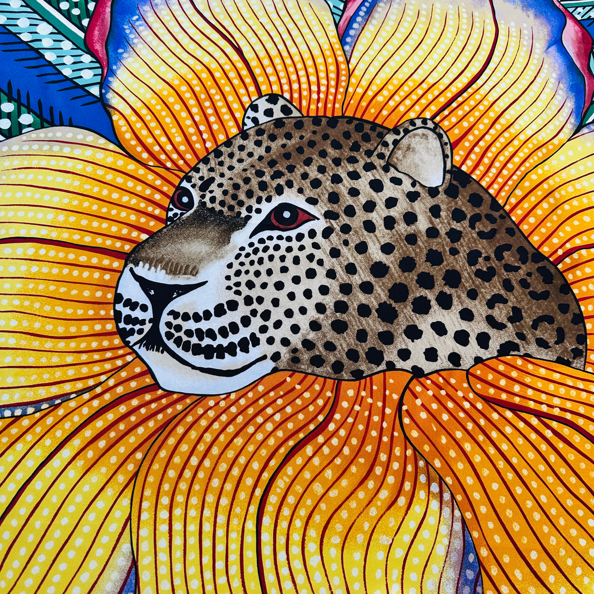 Carré Hermès Baobab Cat Ardmore Artists 90 cm soie, détail tête de léopard et pétales orangés