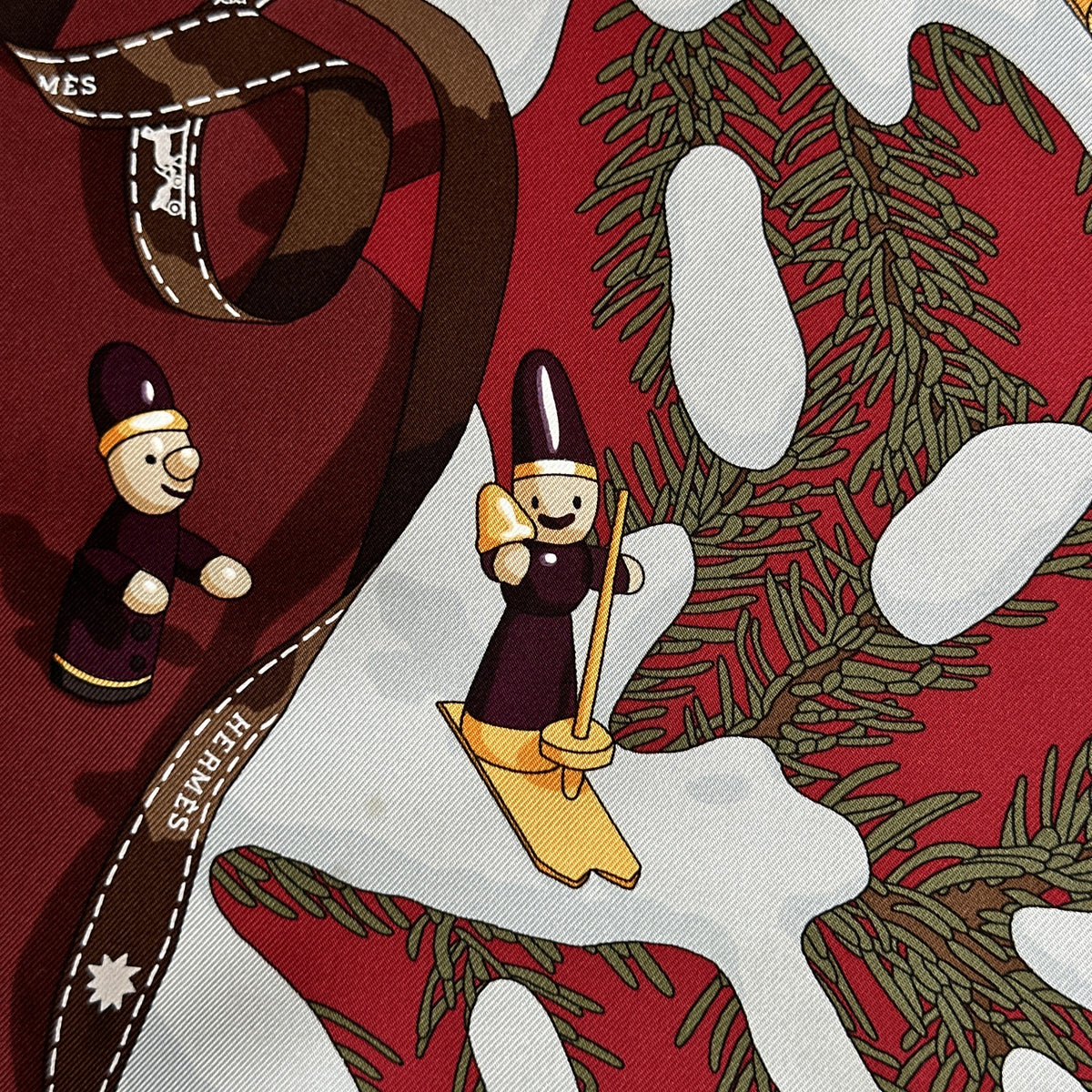 Carré Hermès Noël au 24 Faubourg Rybaltchenko 90 cm soie rouge, personnages en bois et skieur