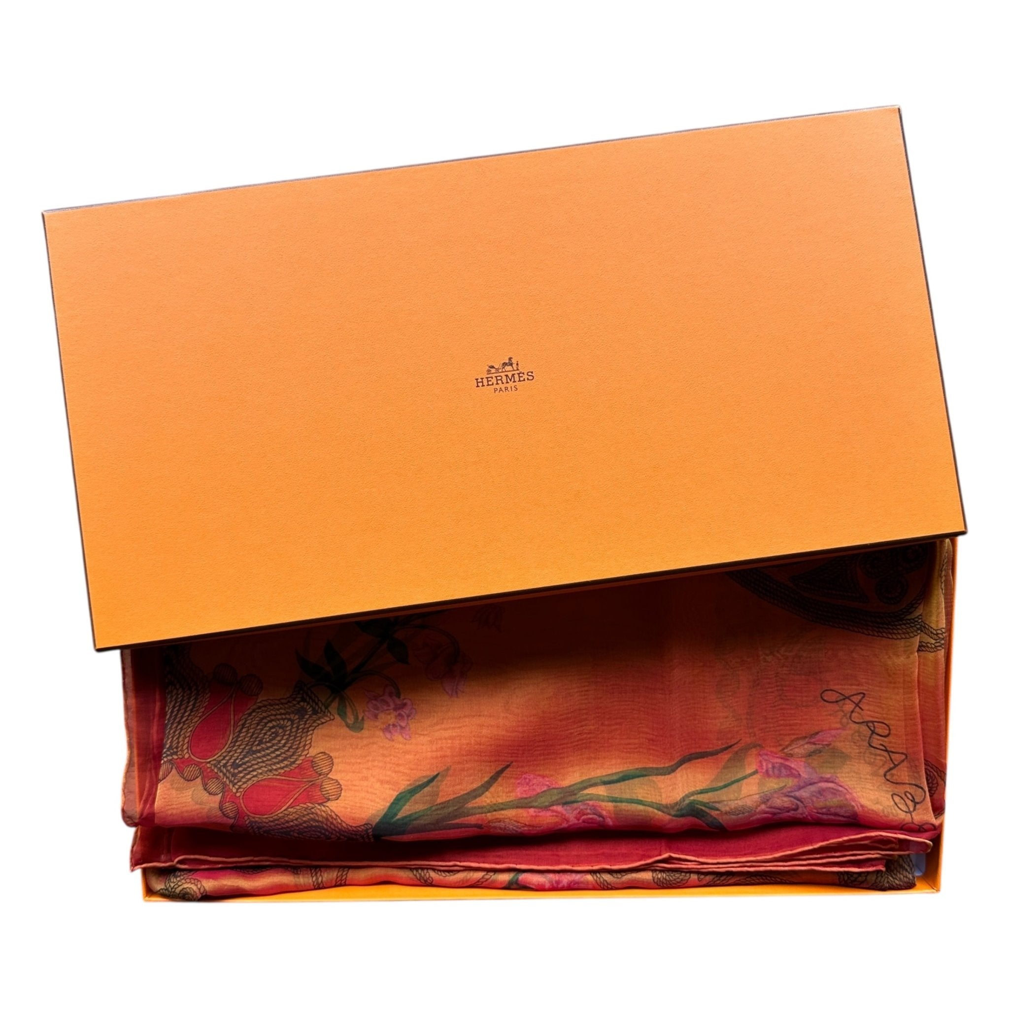 Châle Hermès 140 cm "Arabesques" plié avec sa boîte orange d'origine.