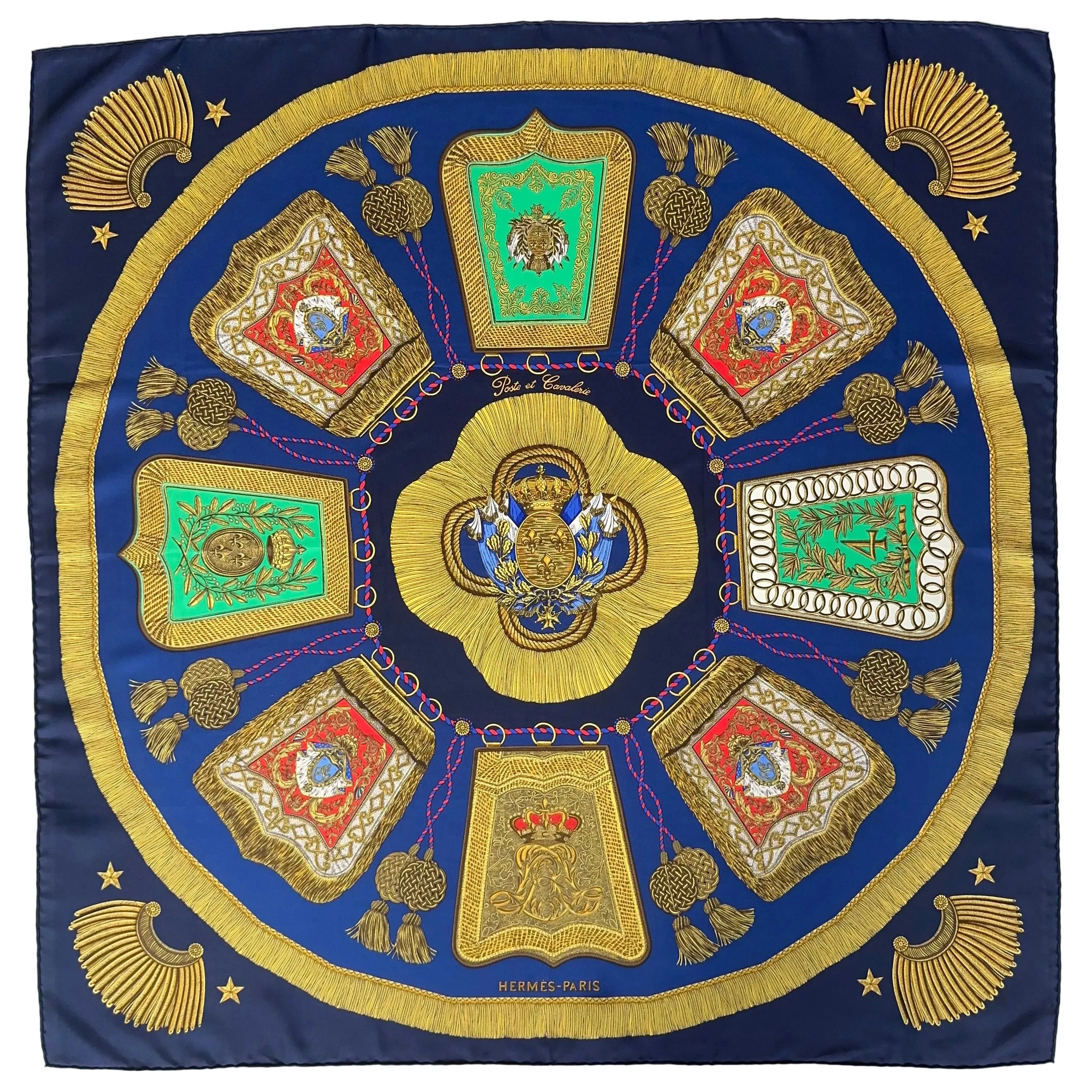 Vue d'ensemble du Carré Hermès "Poste et Cavalerie" sur fond bleu marine. Composition circulaire de sabretaches or, rouges et vertes autour d'un blason royal.