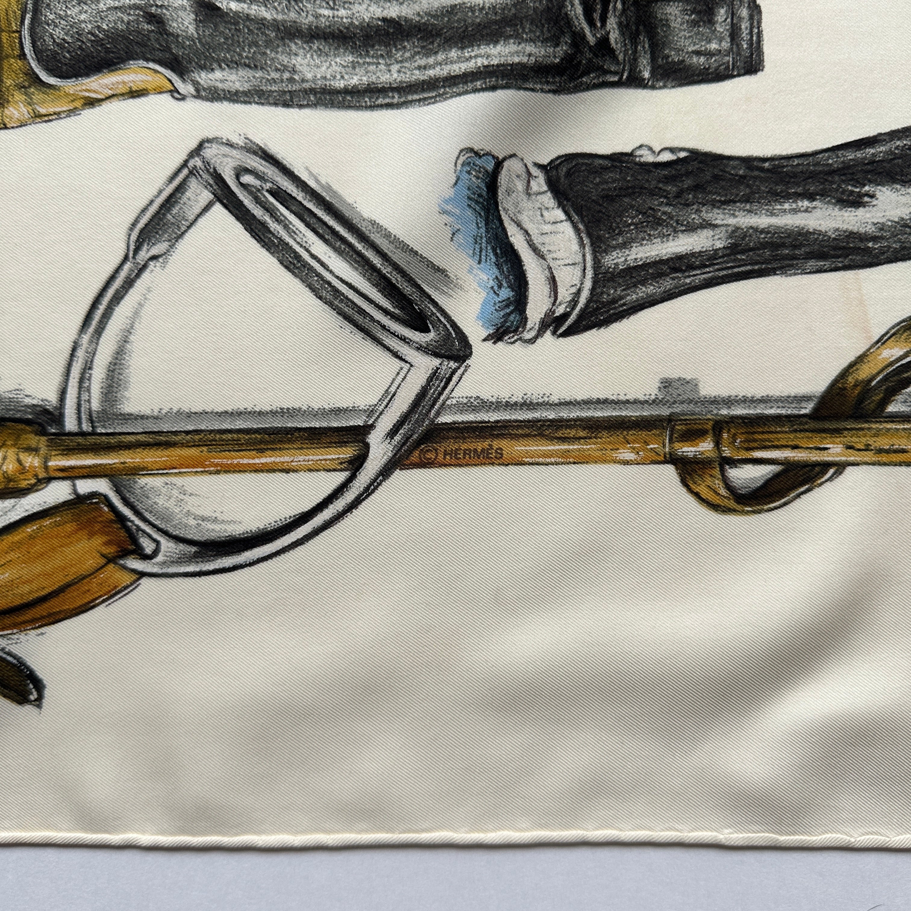 Petit symbole © HERMÈS discret caché le long d'une cravache en bois.