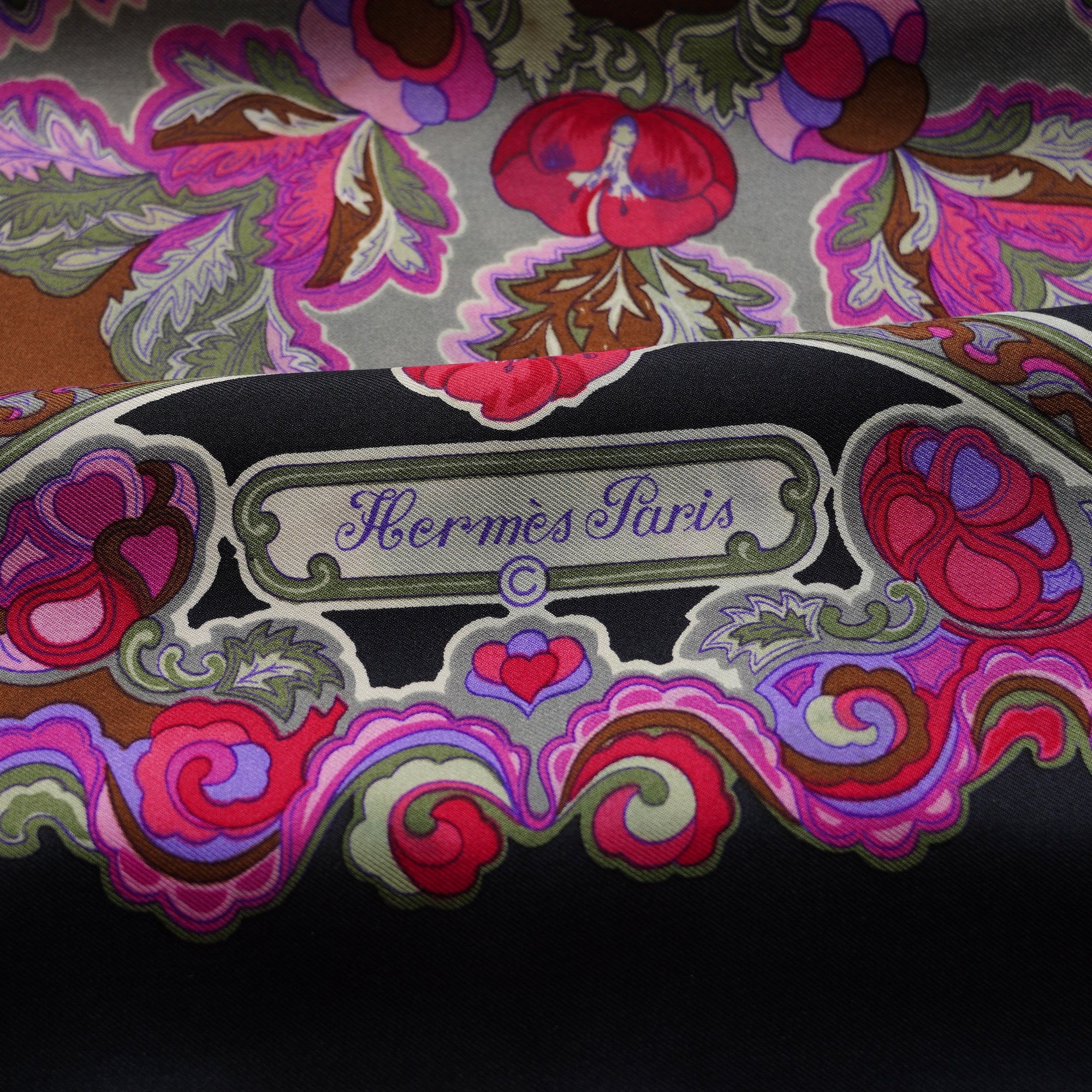 Zoom sur les frises ornementales et les anémones roses sur la bordure du carré de soie vintage Hermès par Caty Latham.