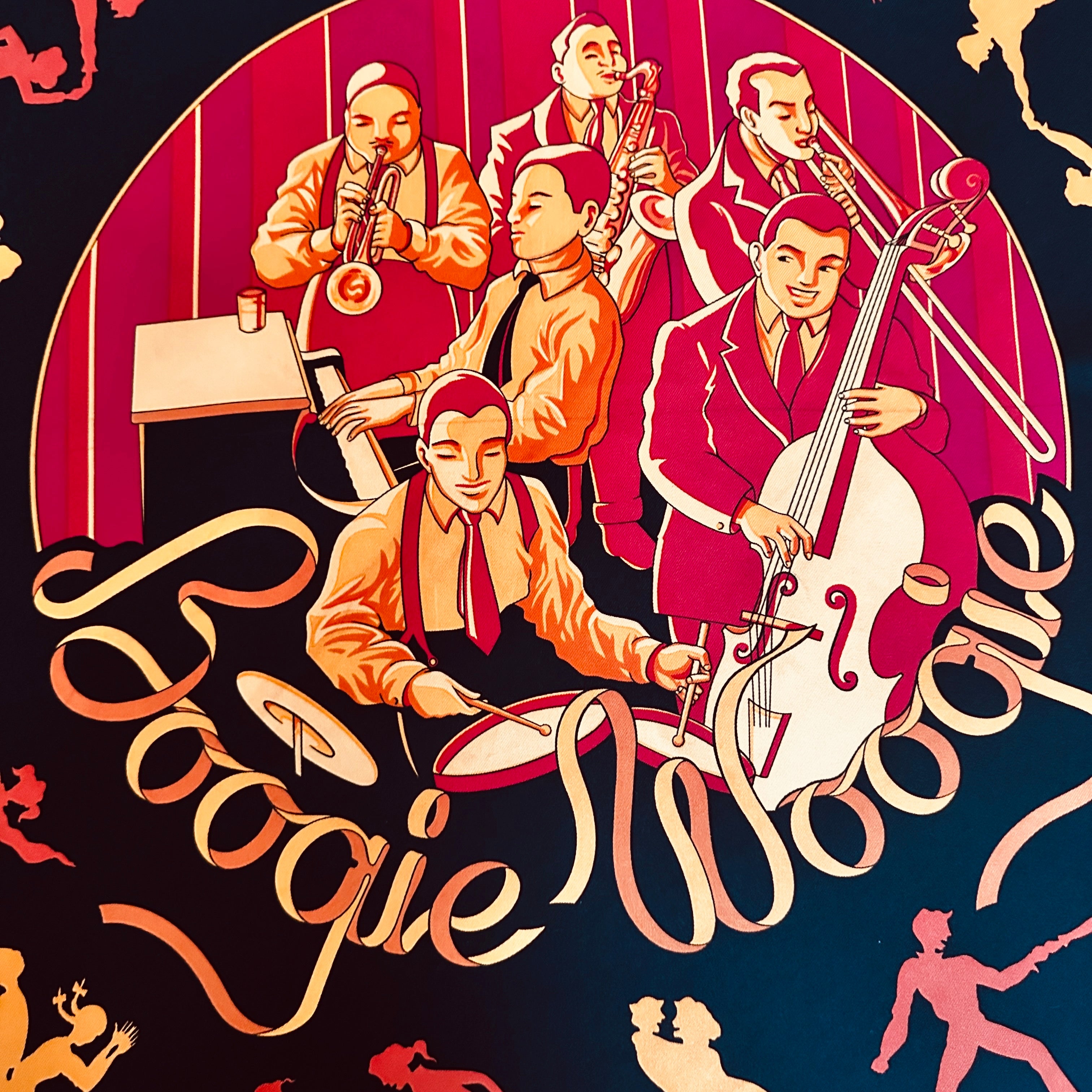 Plan rapproché sur les musiciens du médaillon central (batteur, contrebassiste).