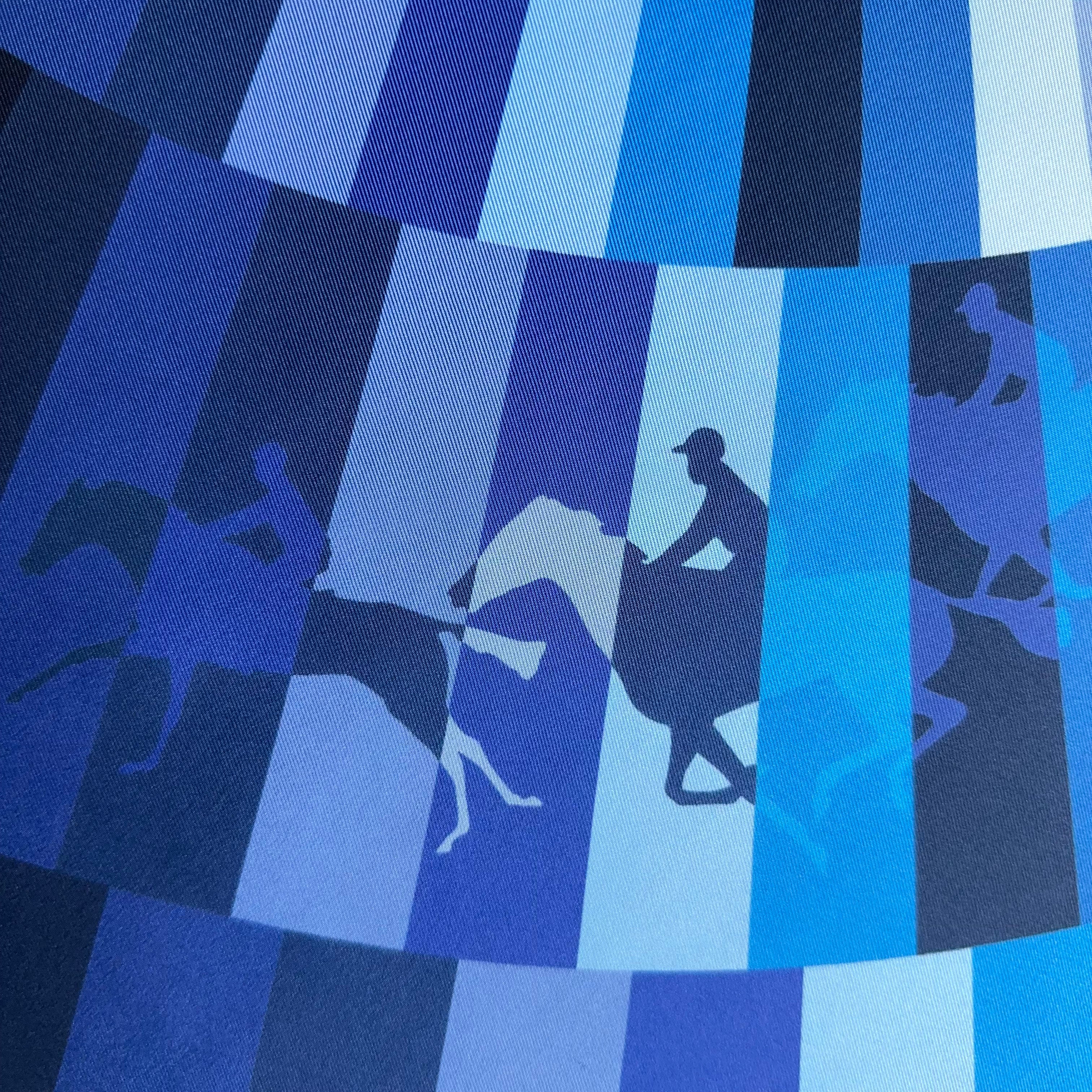 Gros plan artistique sur les silhouettes de cavaliers bleus se détachant sur les bandes verticales, effet de mouvement.