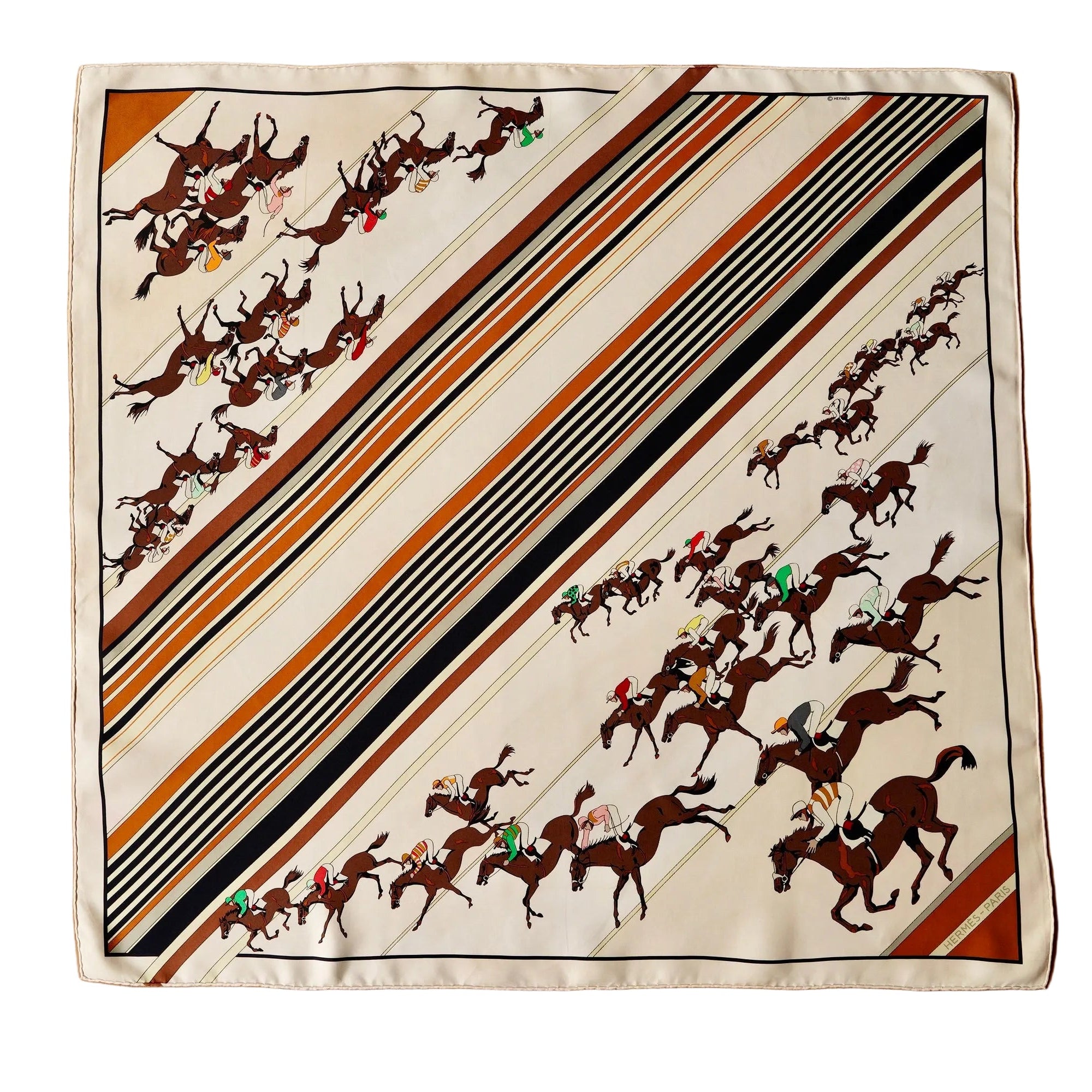 Foulard Hermès 90 cm "Les Courses" – Vue d'ensemble à plat du motif équestre sur fond crème et diagonales graphiques.