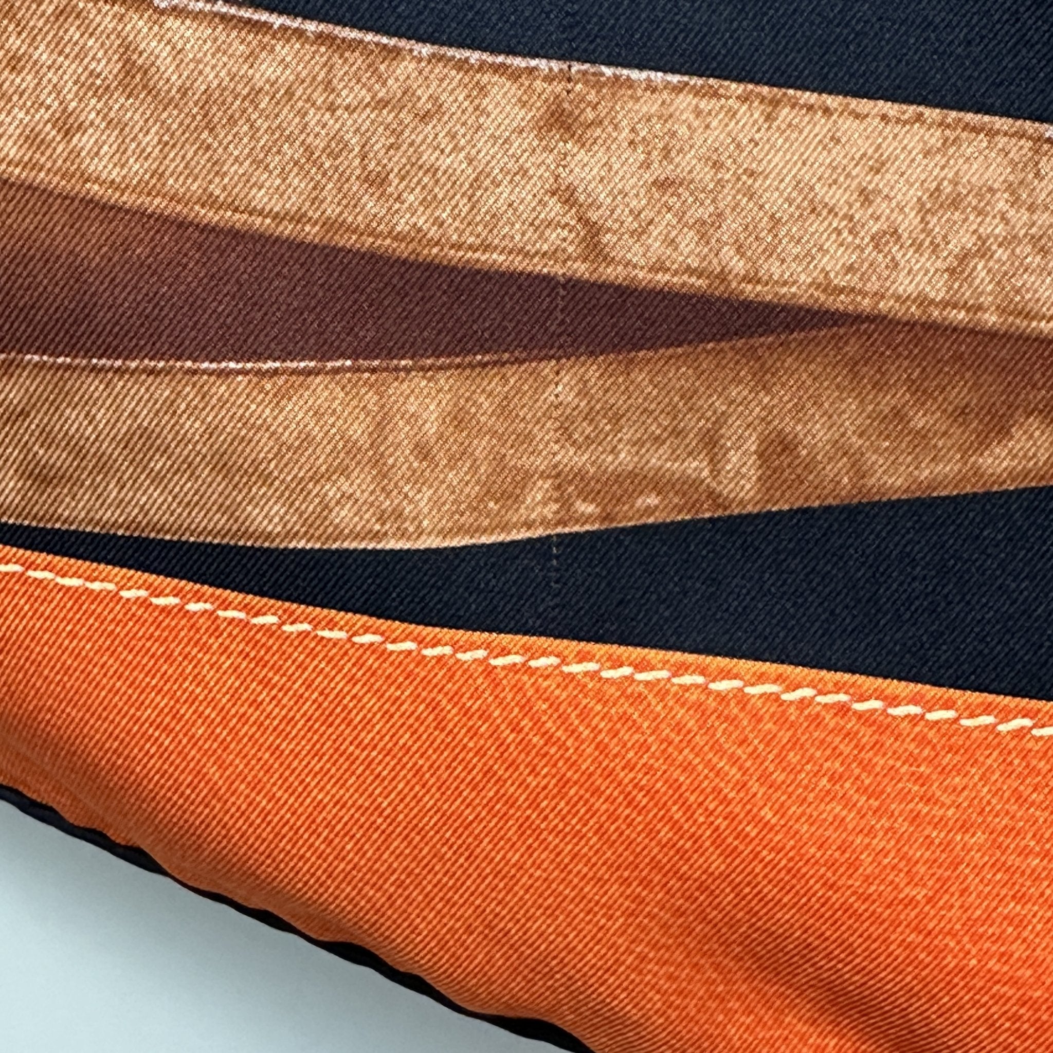 détail du foulard avec un petit fil tiré