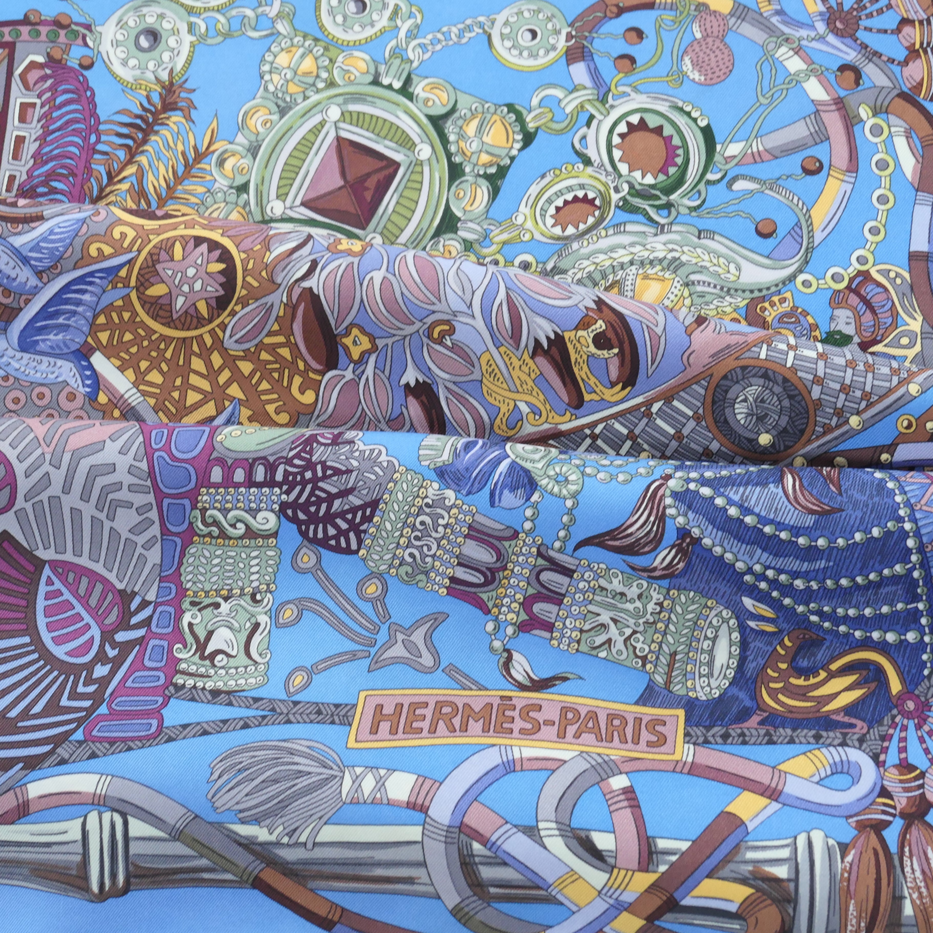 plis de soie du foulard hermès soie 90 cm au fil du carré bleu