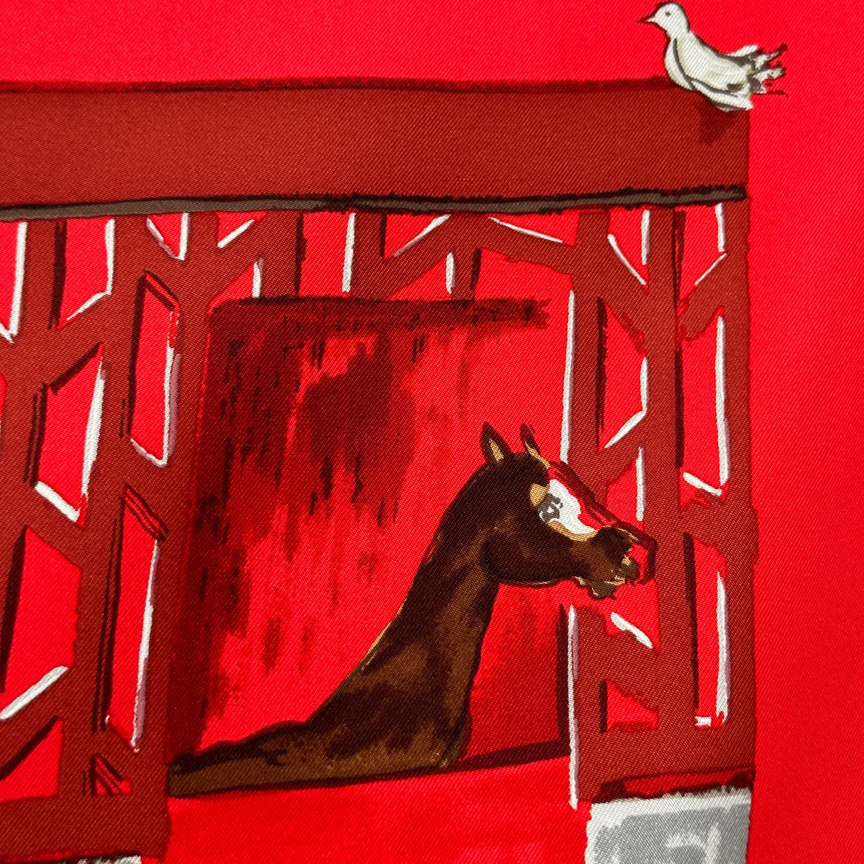 detail du design du foulard montrant cheval dans son boxe