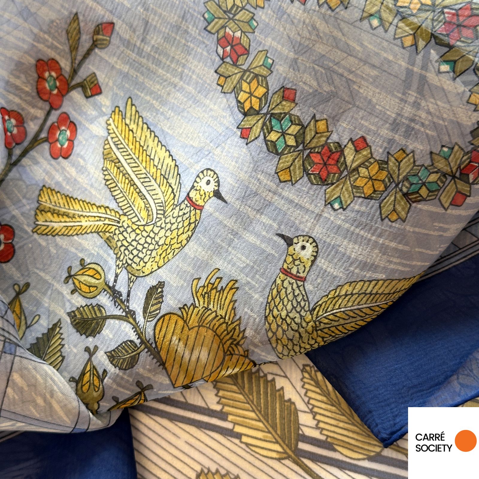 Détail central du carré Hermès Jeux de Paille en voile de soie avec deux colombes dorées et guirlande colorée