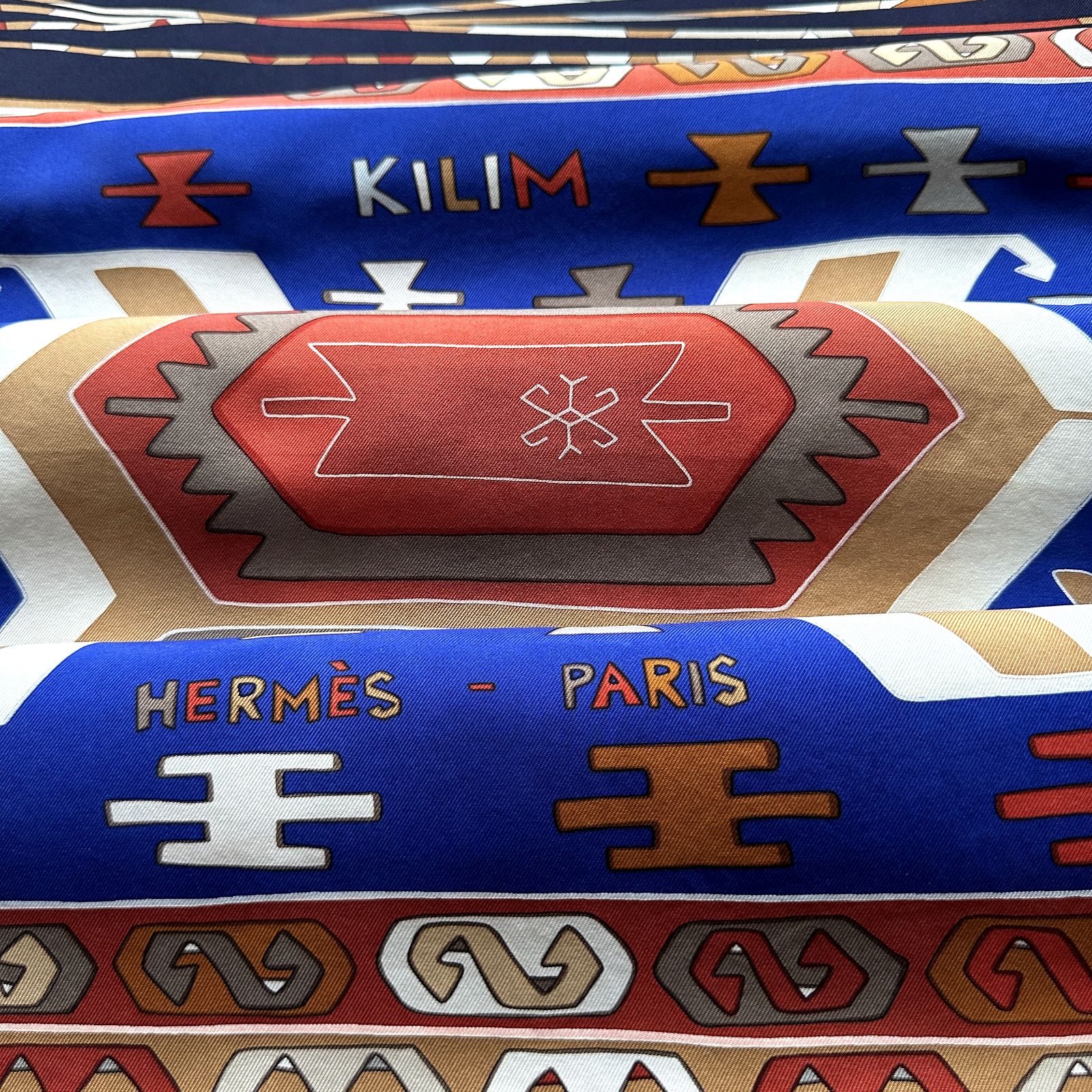 Détail du motif central du carré Hermès Kilim avec inscription Hermès – Paris
