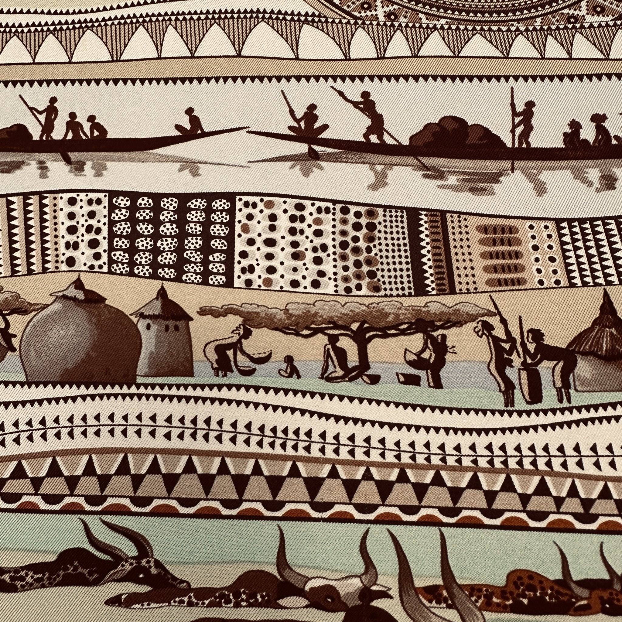 détail du centre du foulard carre hermes la vie du fleuve orange