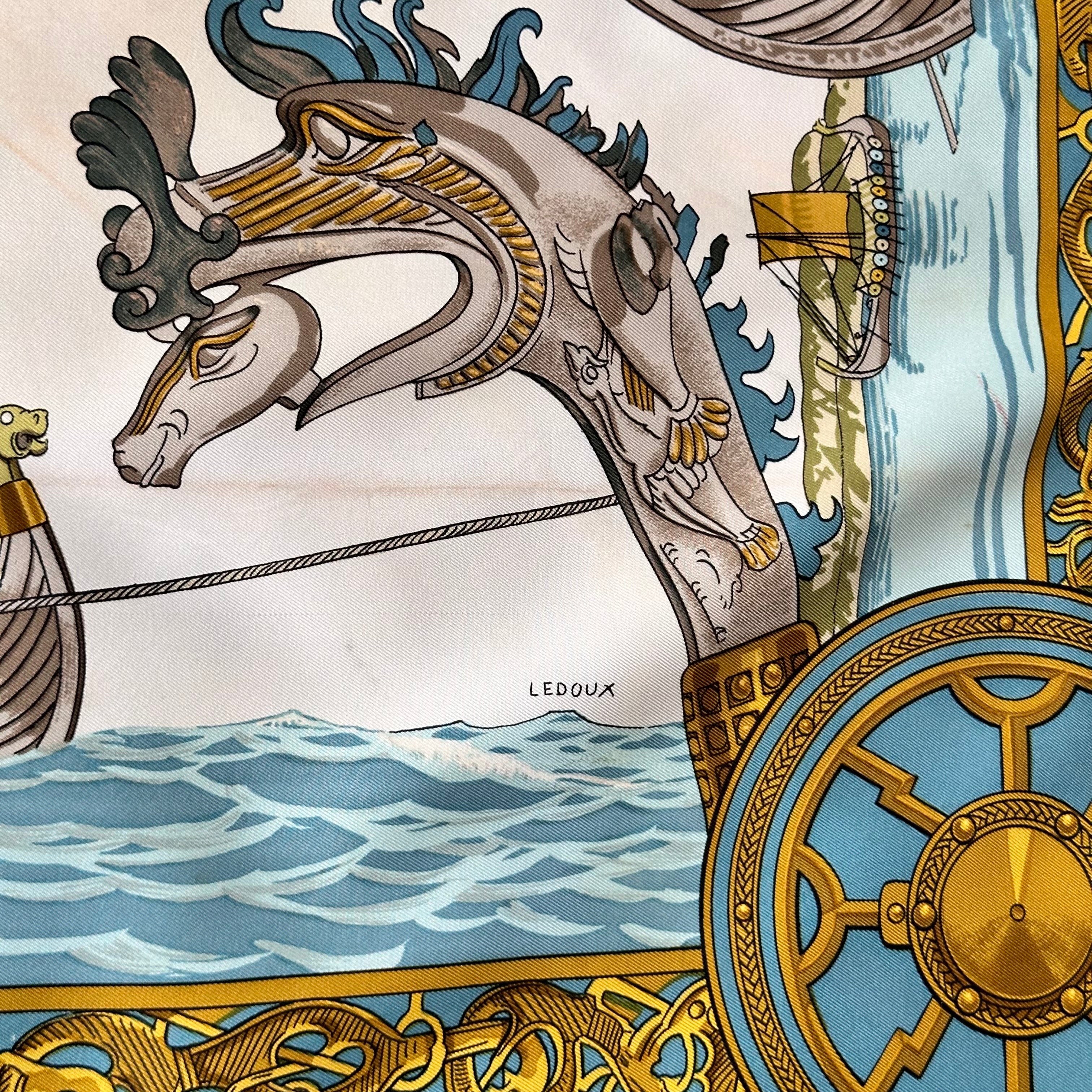 salissure sur le foulard les normands d'Hermès et siganture du dessinateur Ledoux