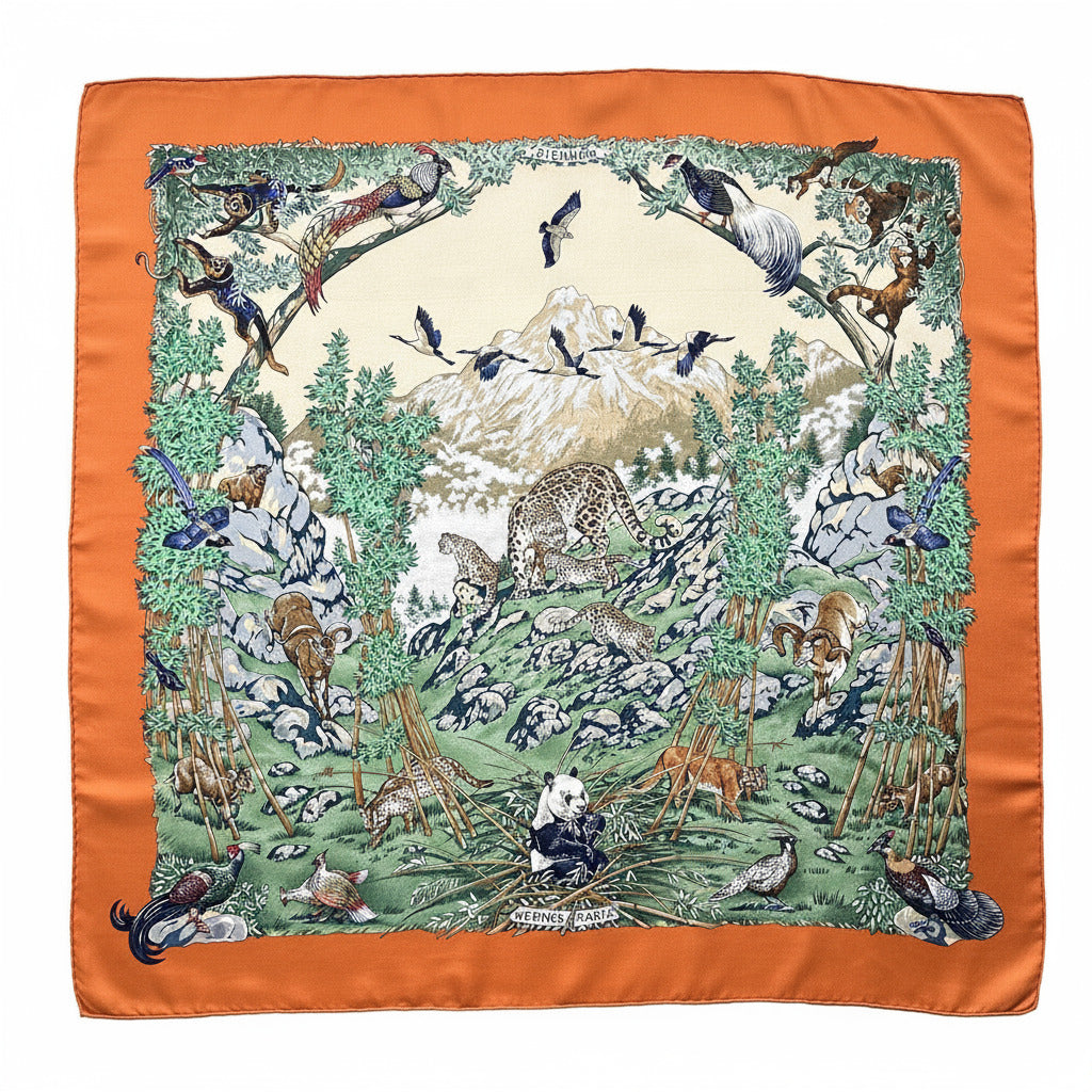 Carré Hermès Sichuan – Vue complète : foulard Hermès 90 cm en soie, fond crème bordure orange, décor animalier luxuriant imaginé par Robert Dallet.
