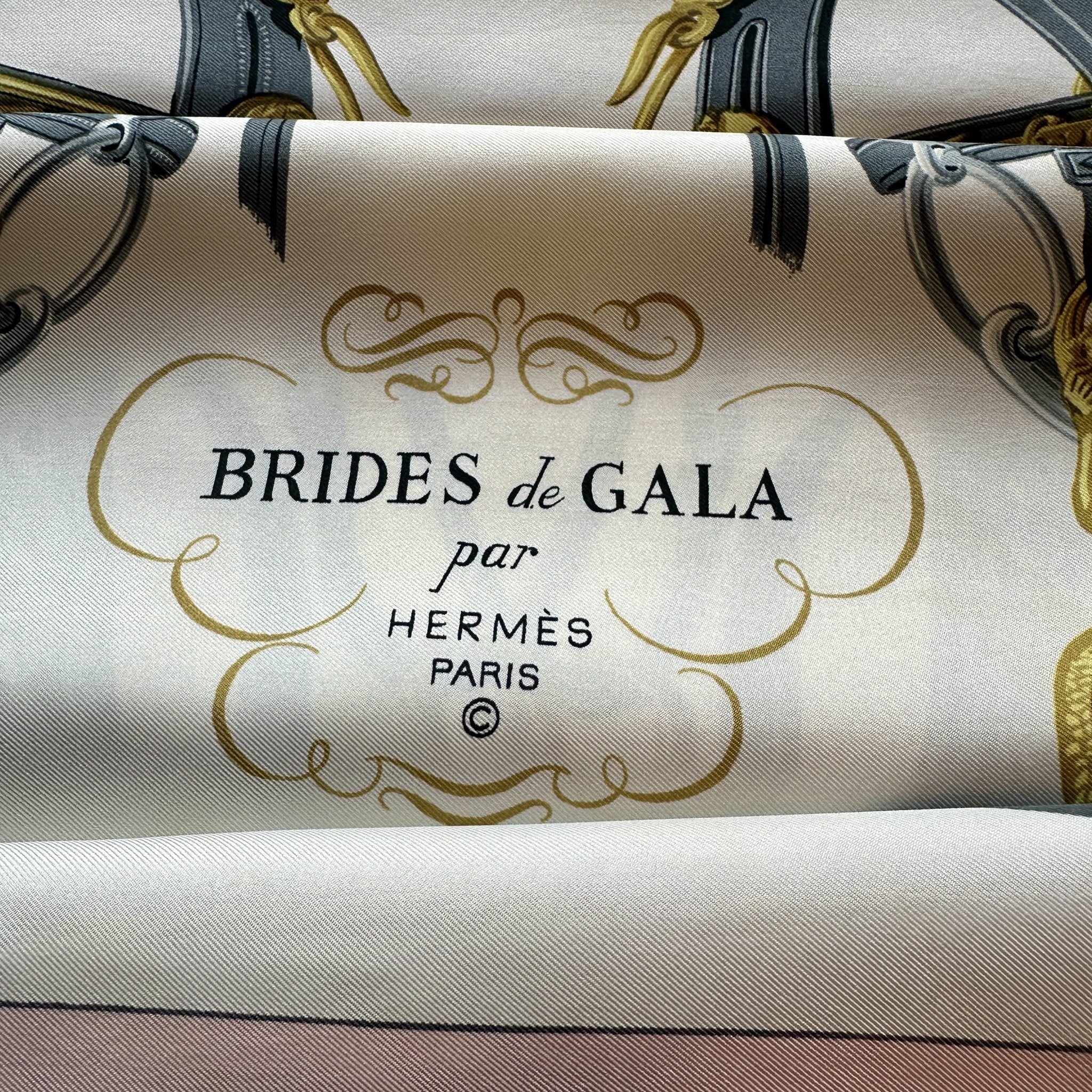 Zoom sur les contrastes or, gris et rose dragée