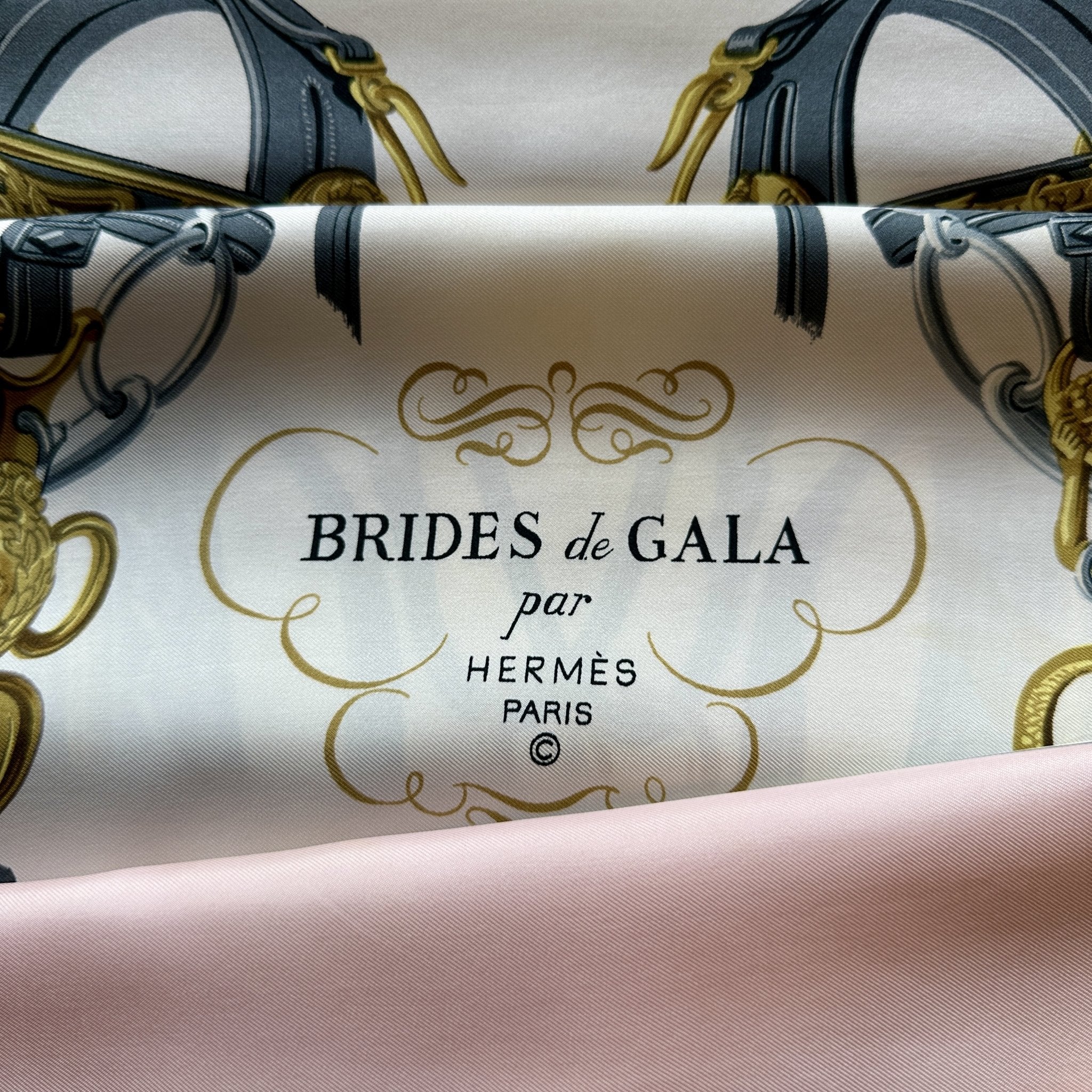 Foulard Hermès Brides de gala 90 cm – Vue d’ensemble, fond blanc, bord rose dragée
