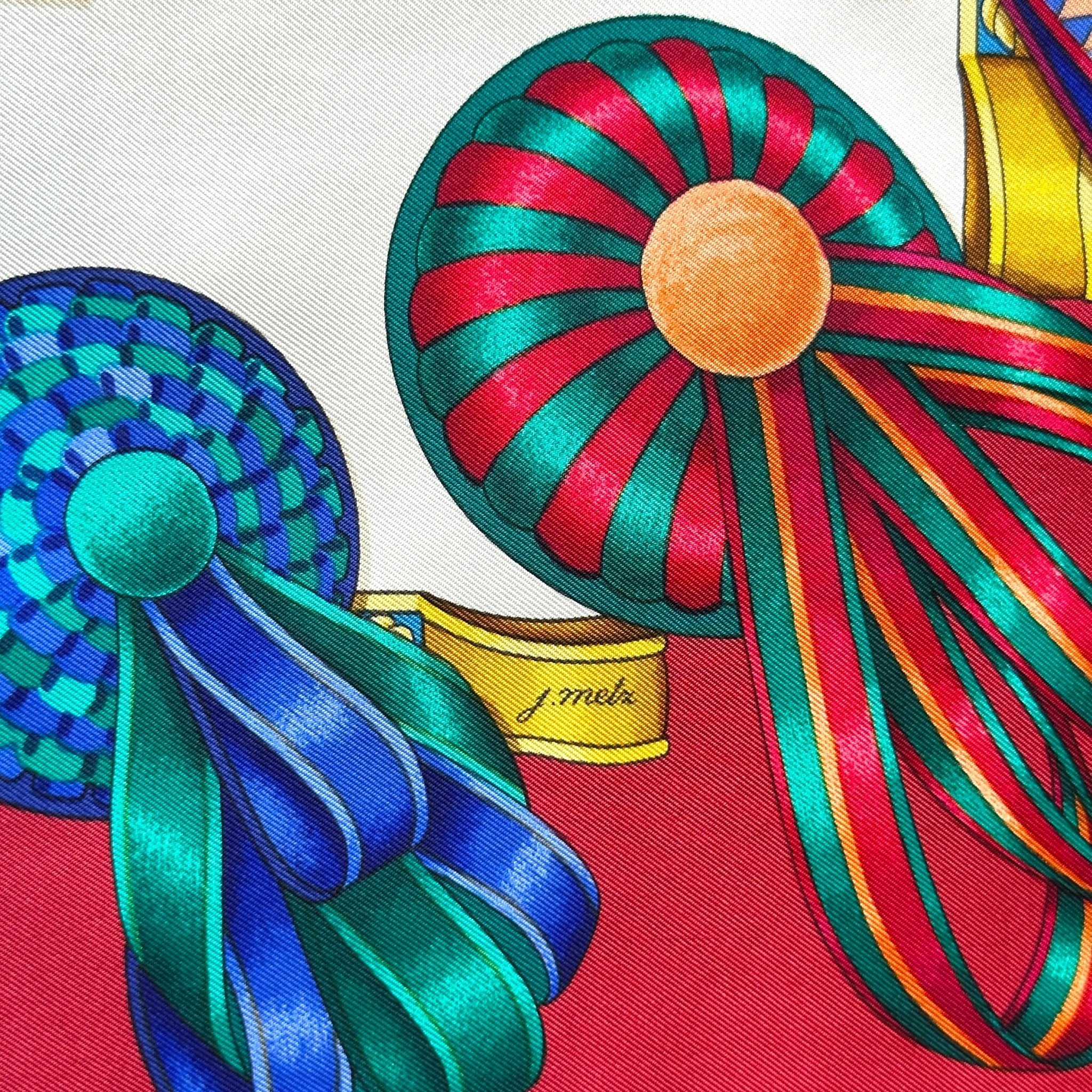 Foulard Hermès Les rubans du cheval 90 cm – Vue d’ensemble, fond blanc, bord rouge grenat