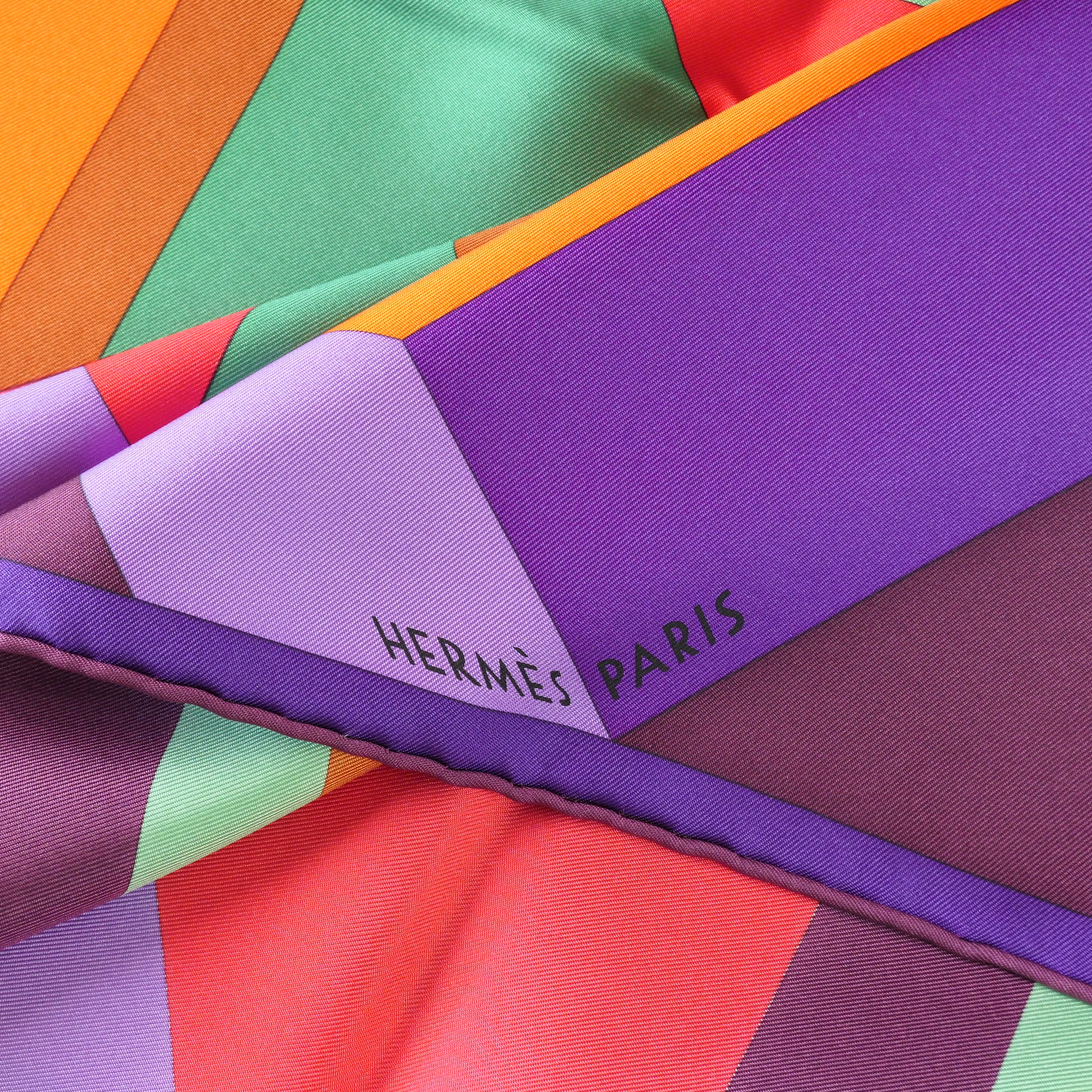 Carré Hermès Perspective Cavalière 90 cm soie, détail roulotté à la main et marquage Hermès Paris