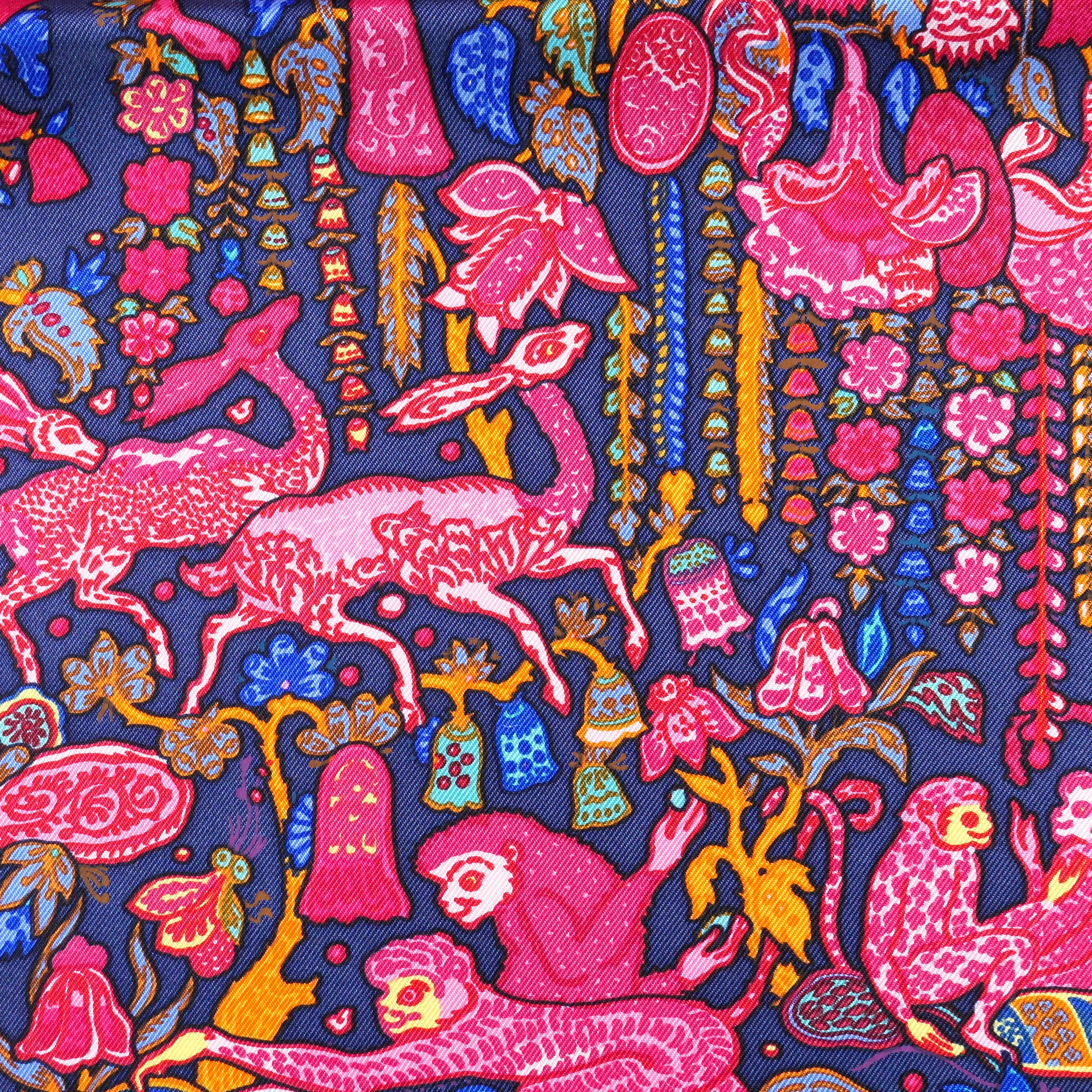 Carré Hermès Légende Moghole 90 cm soie, détail antilopes et singe roses sur bleu nuit
