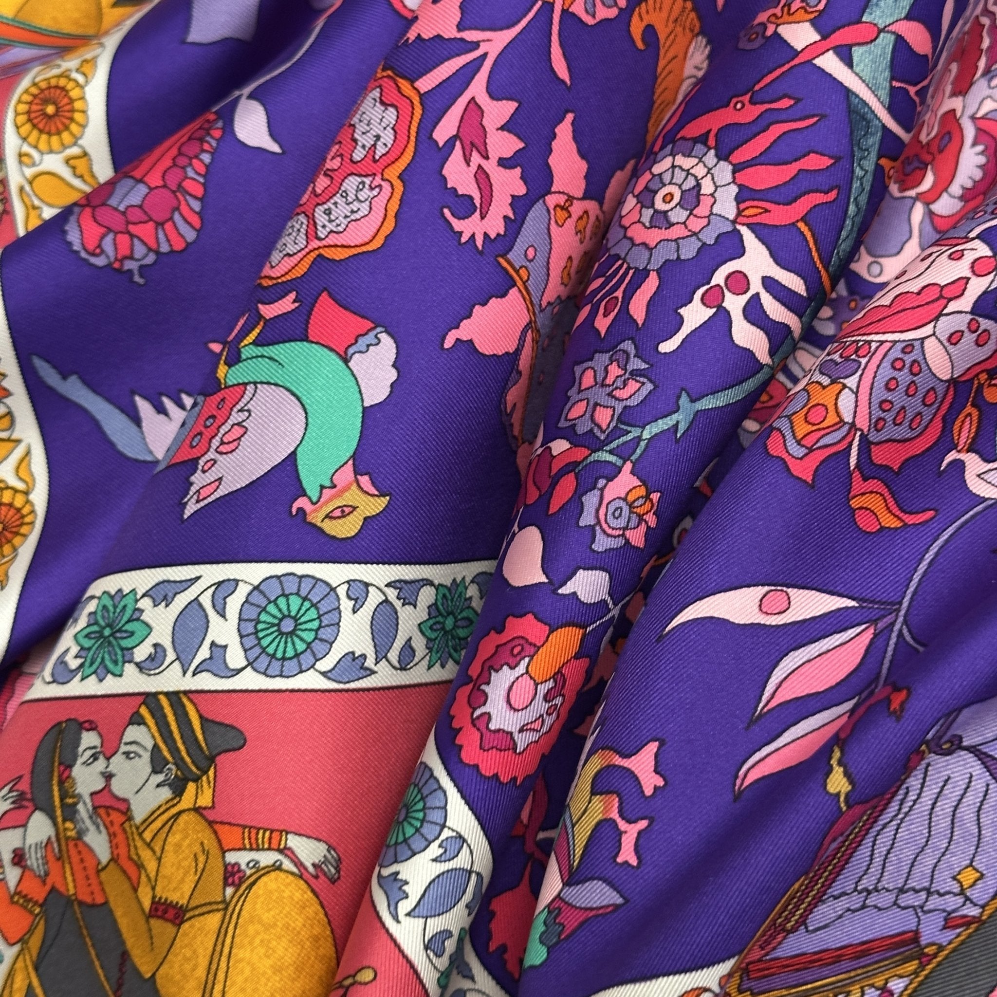 plis foulard hermes palette violette rose blache et jaune 