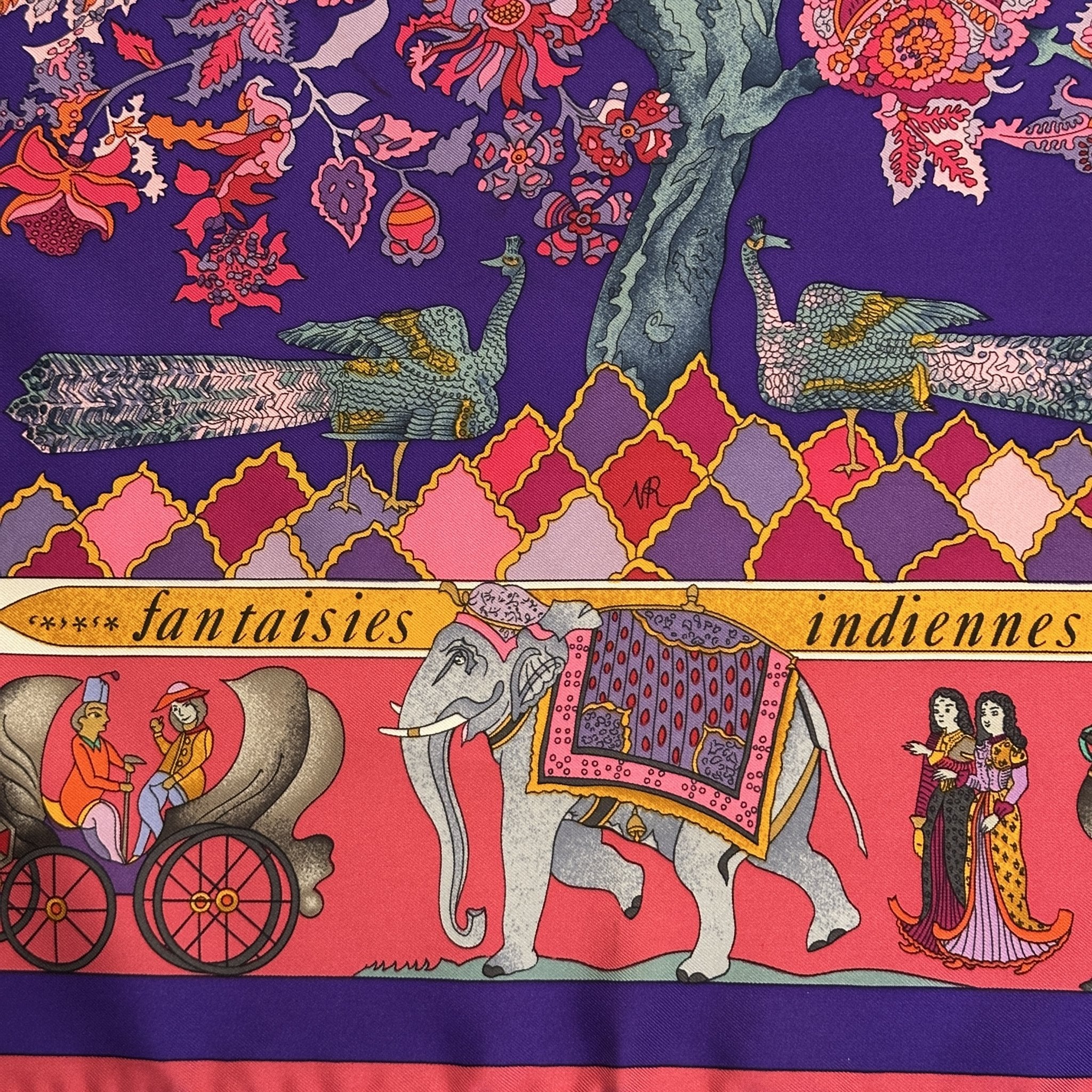 nom du foulard fantaisies indiennes en noir sur fond jaune 