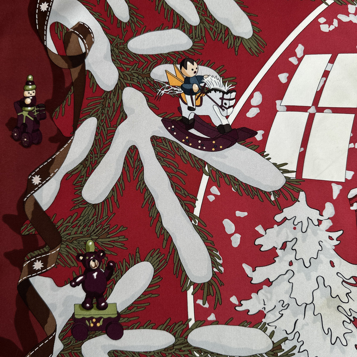 Carré Hermès Noël au 24 Faubourg Rybaltchenko 90 cm soie rouge, ange sur cheval à bascule et ourson