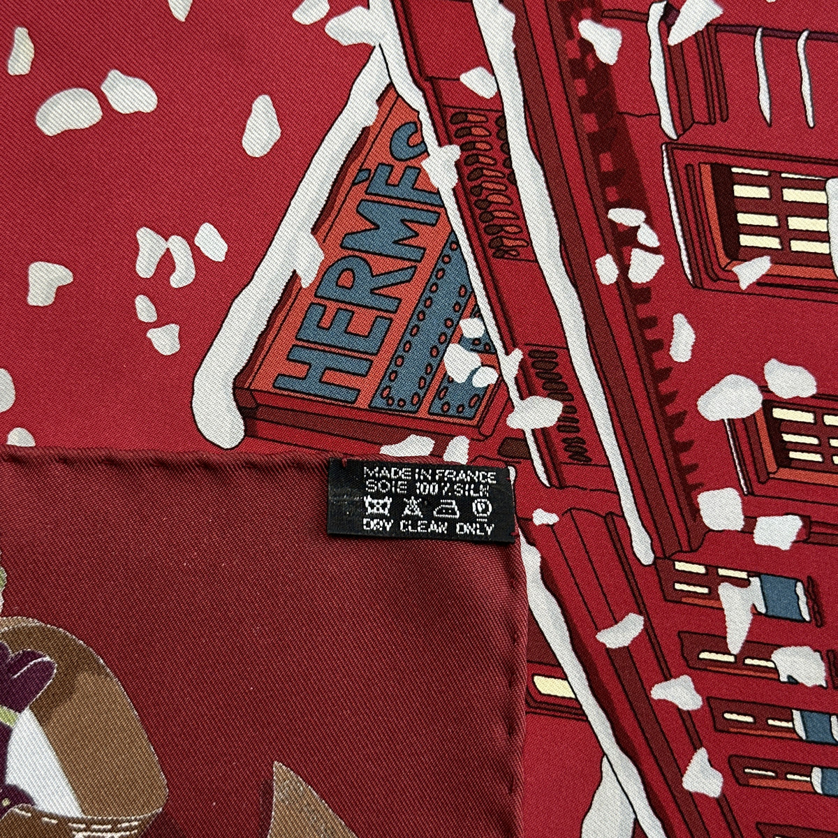 Carré Hermès Noël au 24 Faubourg Rybaltchenko 90 cm soie rouge, étiquette Made in France soie 100 % silk