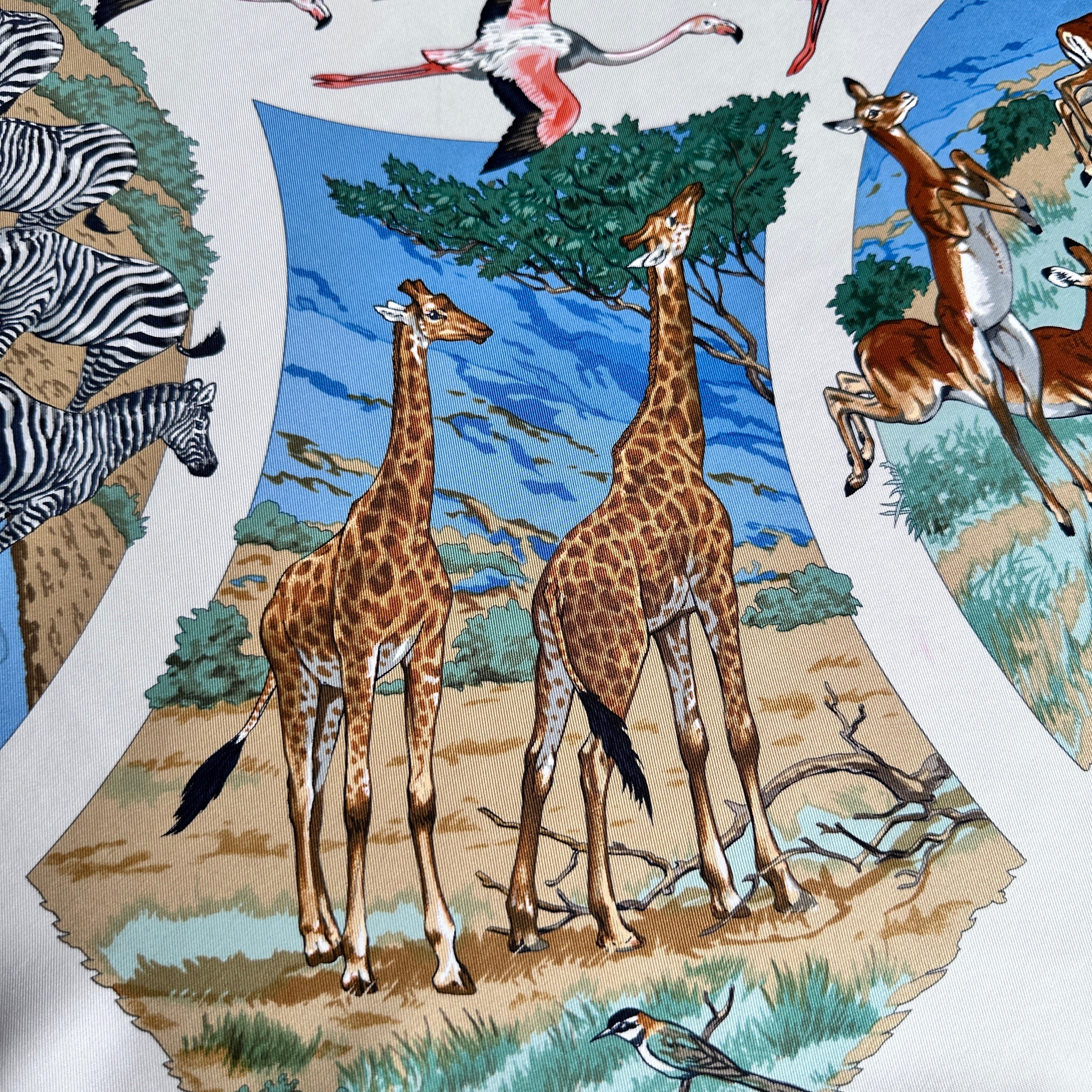Détail girafes dans la savane africaine sur foulard Hermès