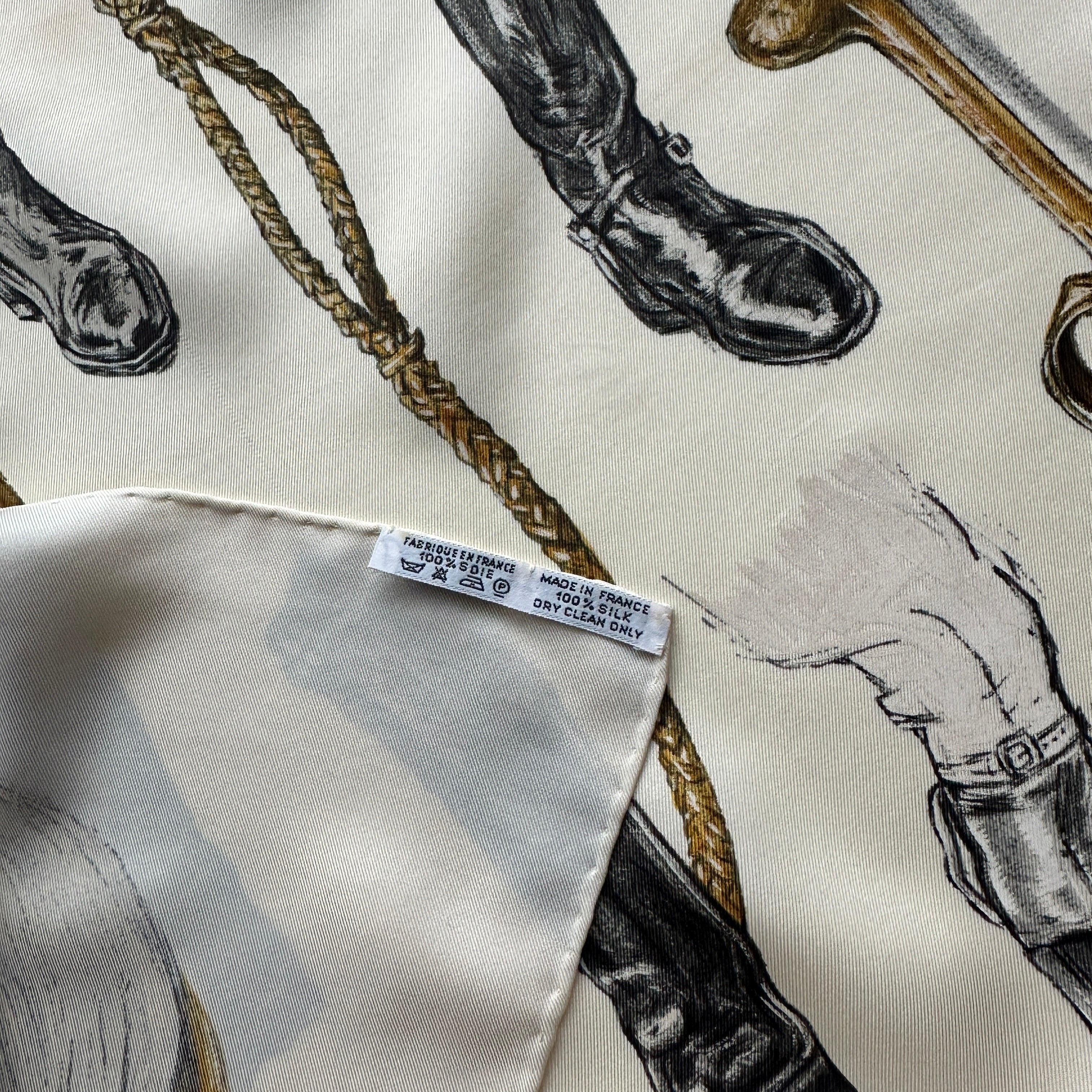 Étiquette de composition longue "Made in France - 100% Soie" cousue sur le bord, attestant d'une édition vintage (post-1990).