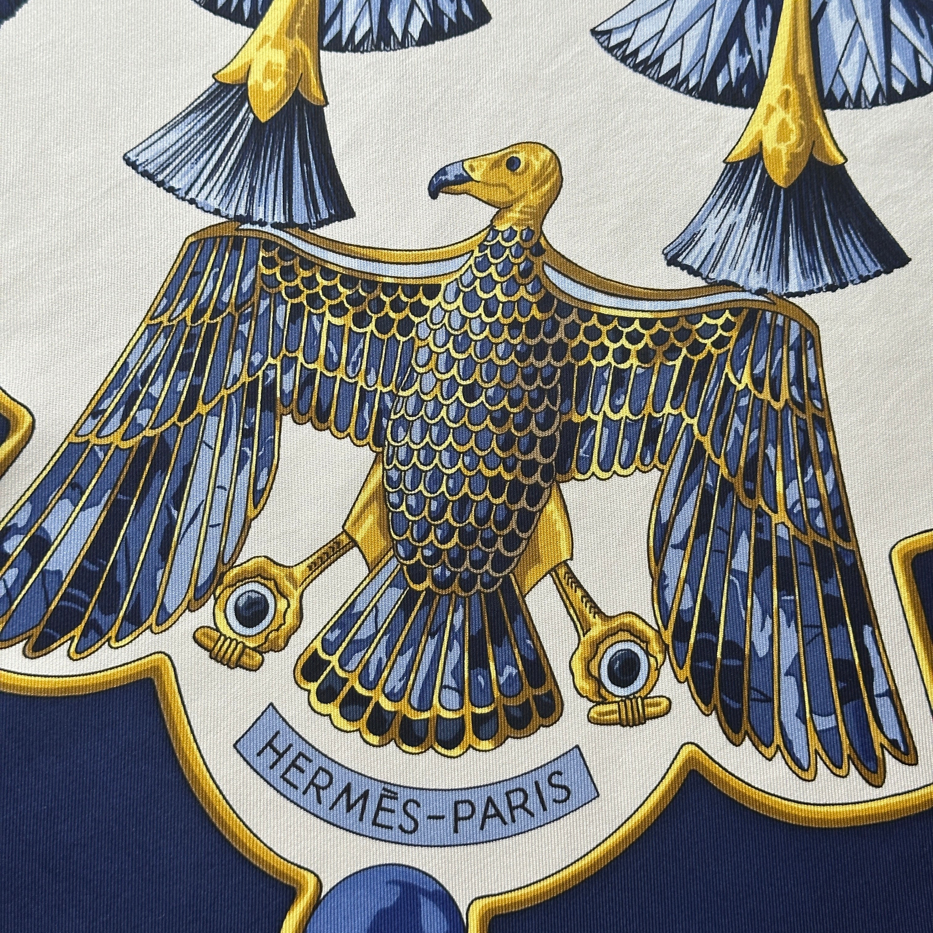 Motif faucon égyptien aux ailes déployées – détail carré Hermès