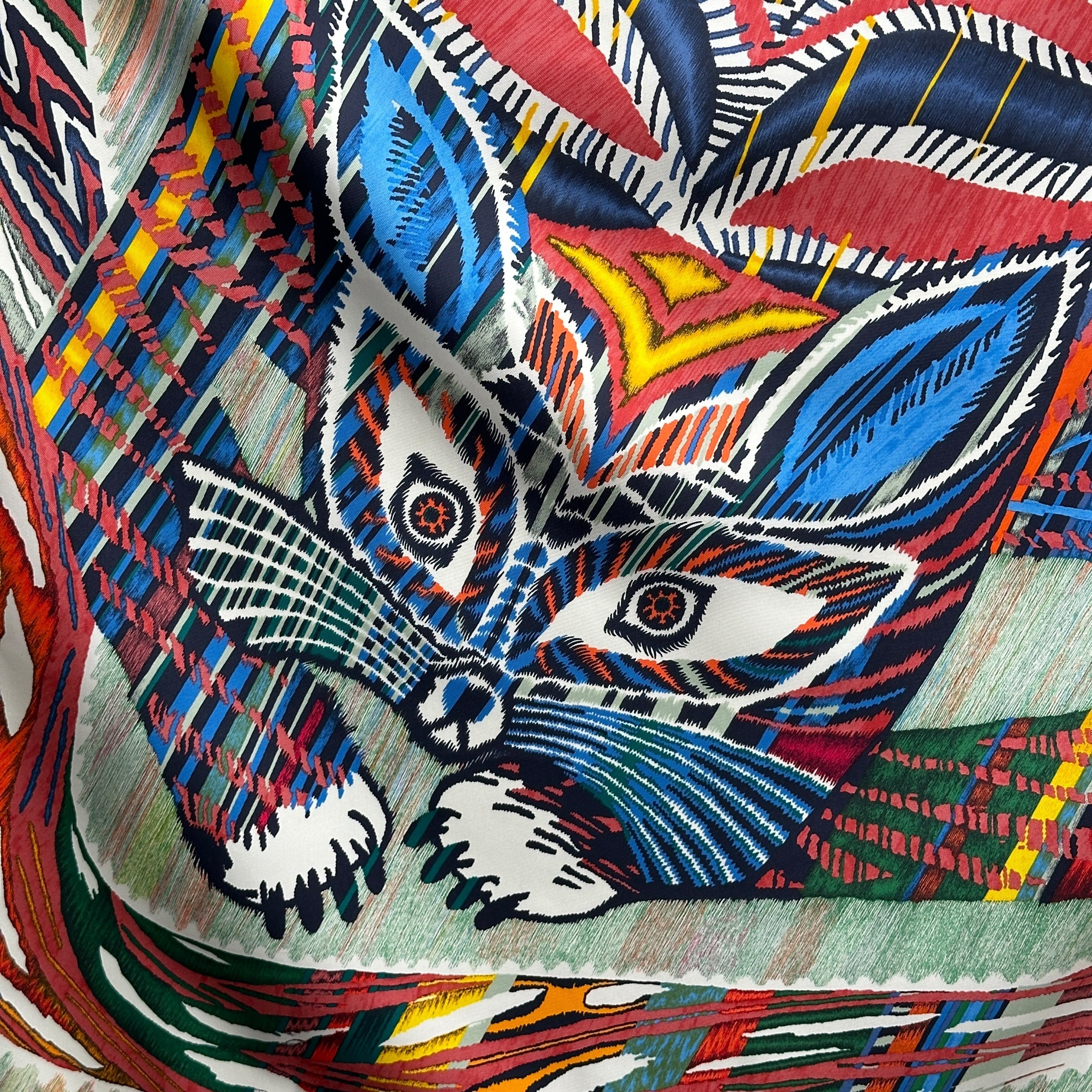 detail-dessin-du-chat-sur-Analyzing image  foulard-carre-hermes-le-chat-carre-par-florence-manlik
