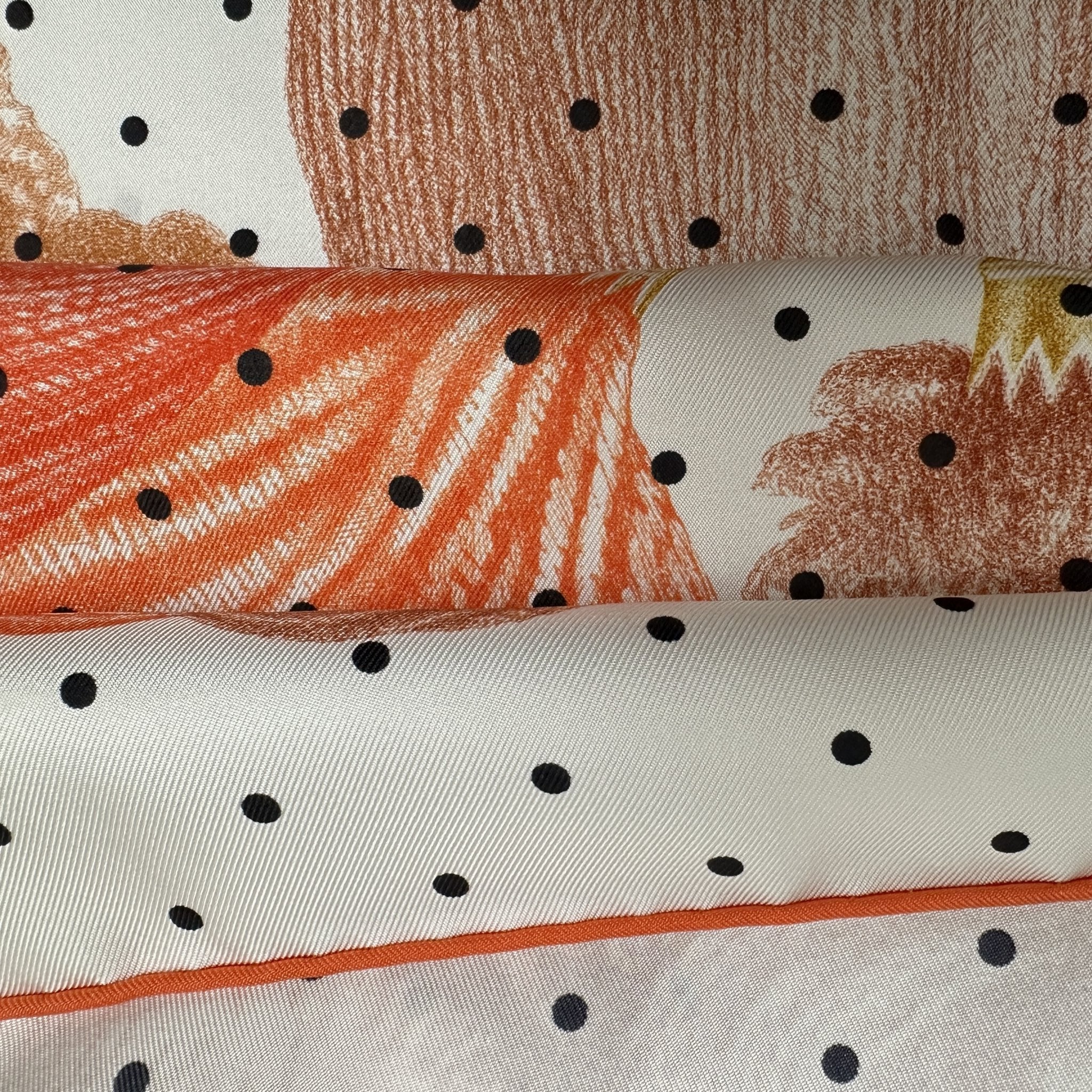 plis du foulard carre hermes Plumets et panaches orange et marron sur fond creme 