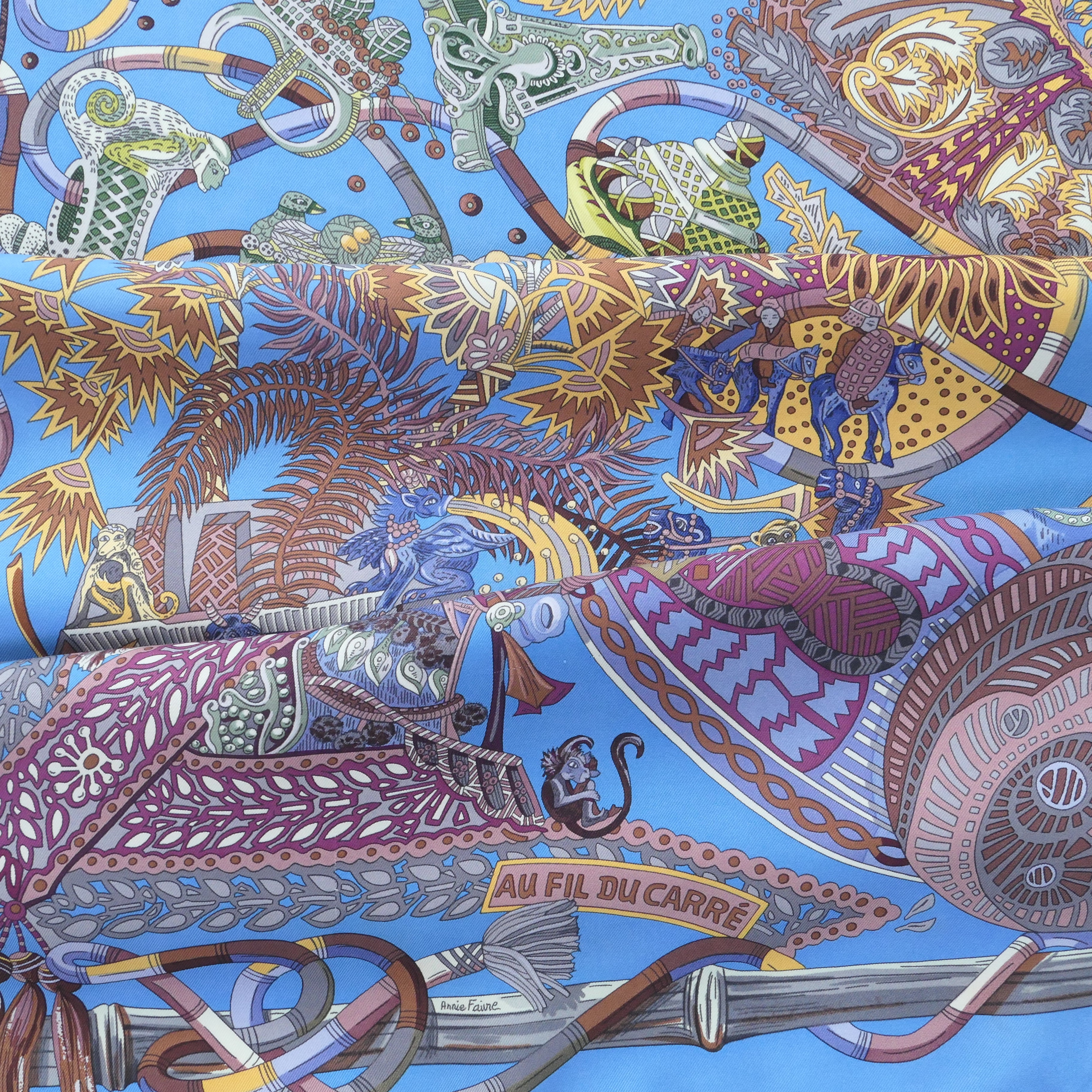 plis avec titre du carré Hermès dans le dessin "Au fil du carré"