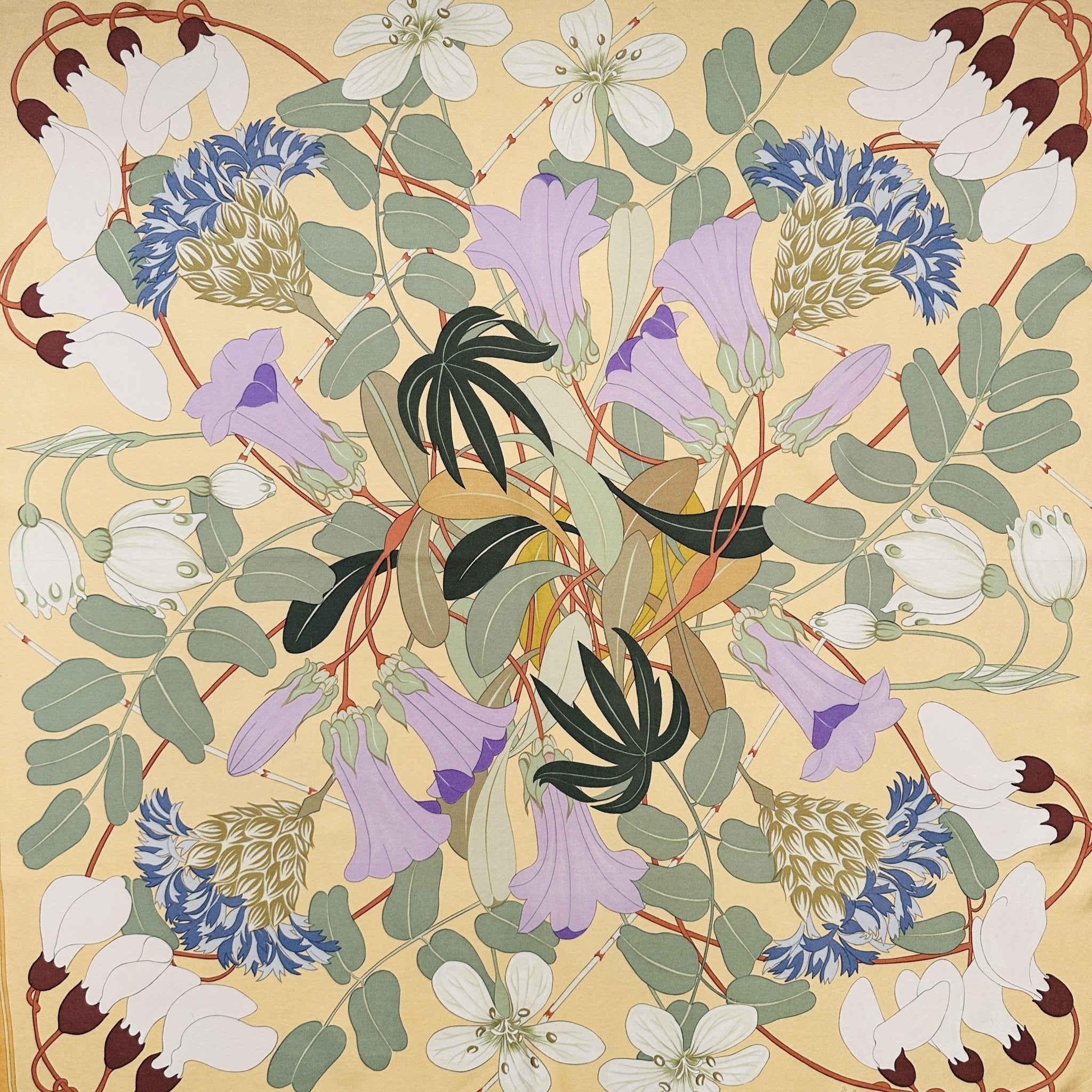 foulard carre hermes flora graeca fond jaune paille avec dessins de fleurs