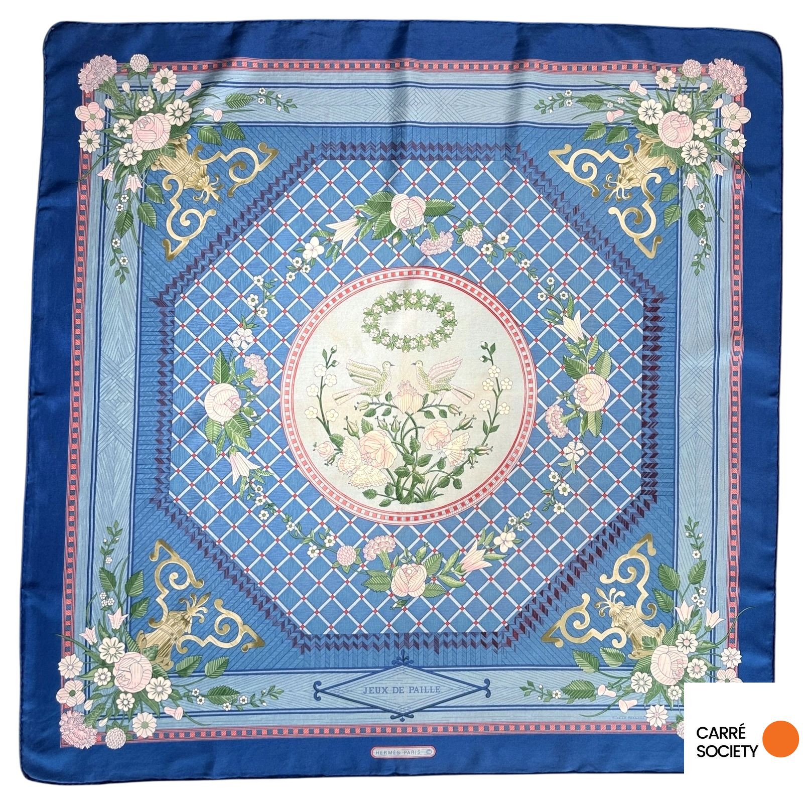 vue complète du carré Hermès Jeux de Paille bleu signé Françoise de la Perrière, motifs floraux et géométriques inspirés de la marqueterie de paille.