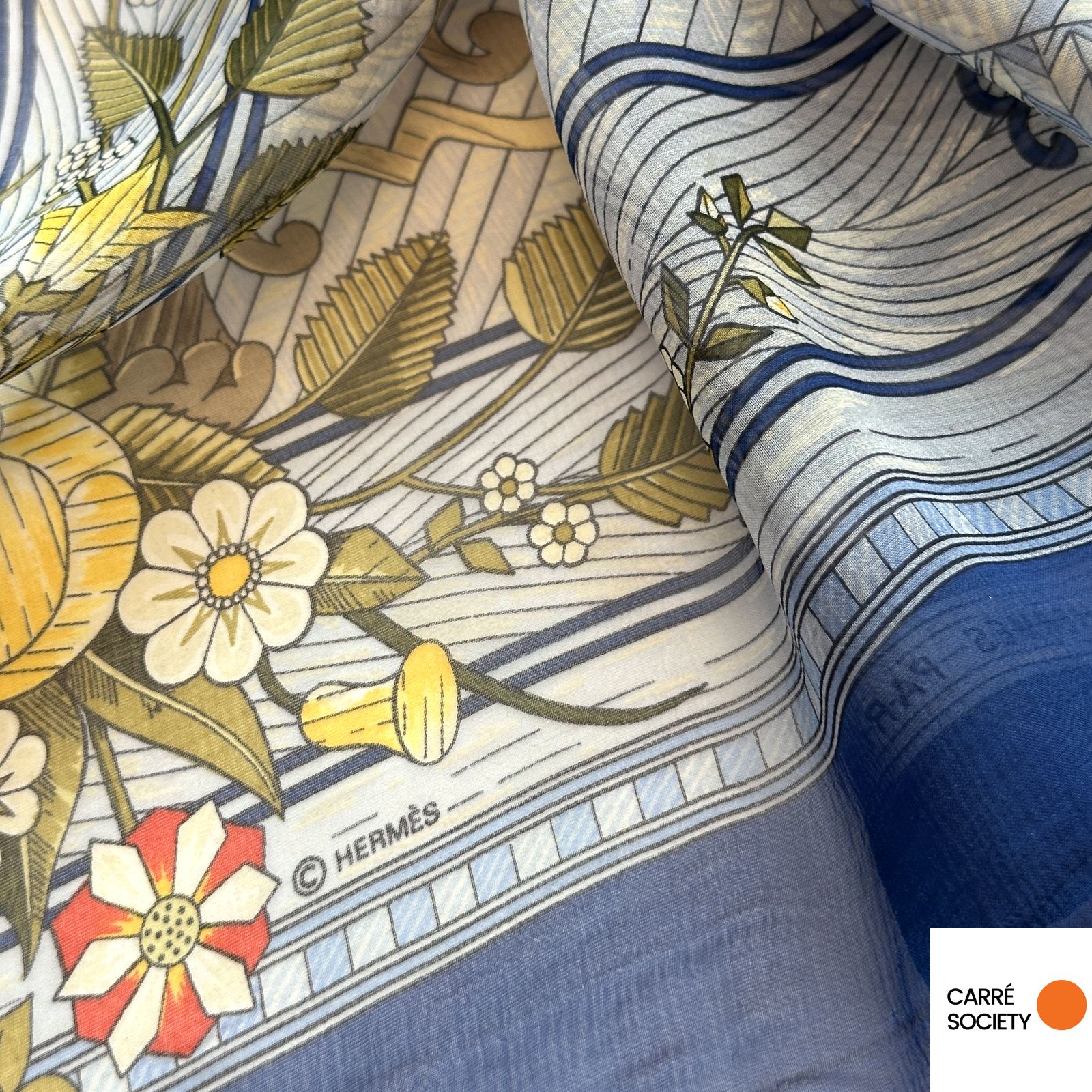 Détail du foulard Hermès Jeux de Paille en voile de soie, motif floral avec mention © Hermès
