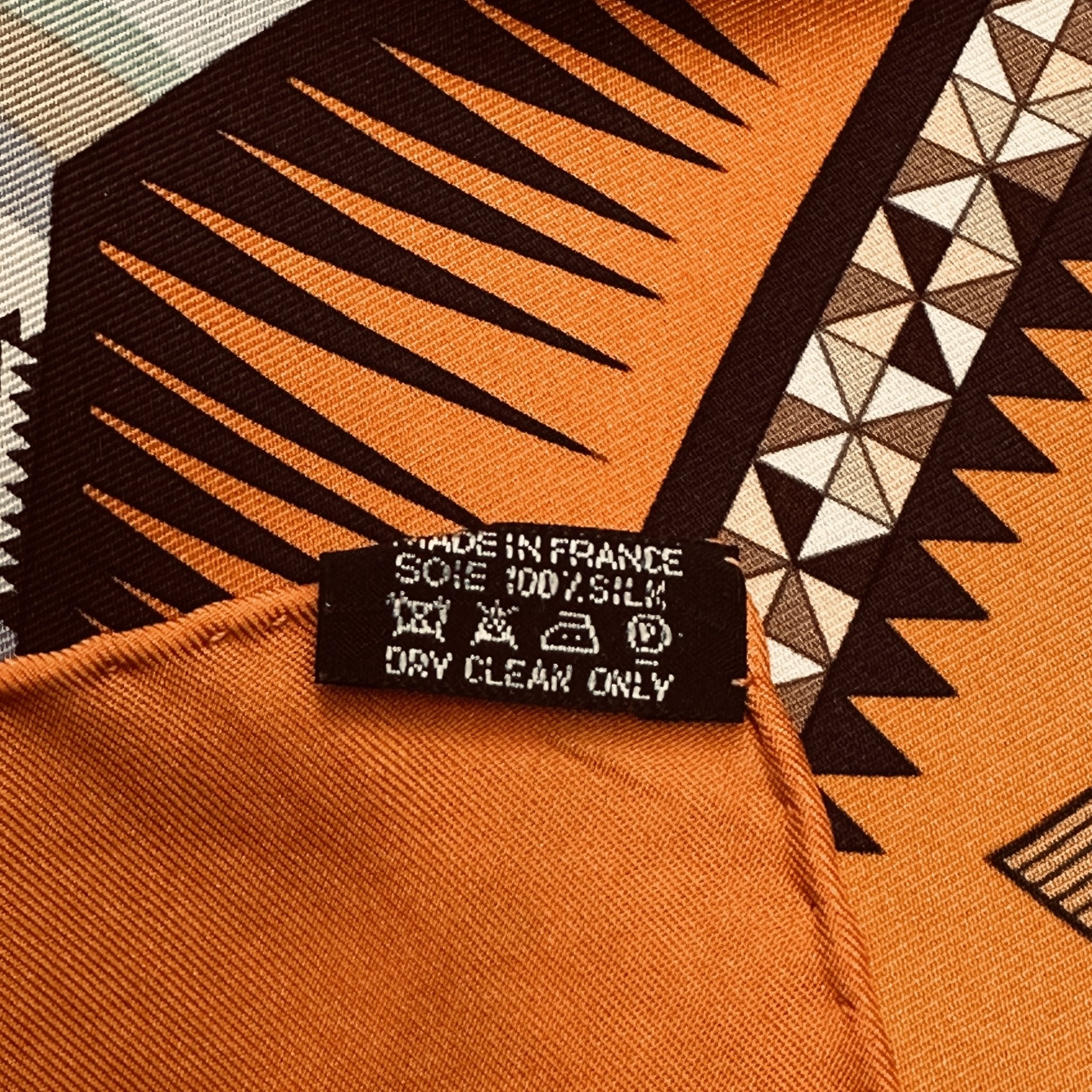 foulard carre hermes la vie du fleuve orange  en tres bon état
