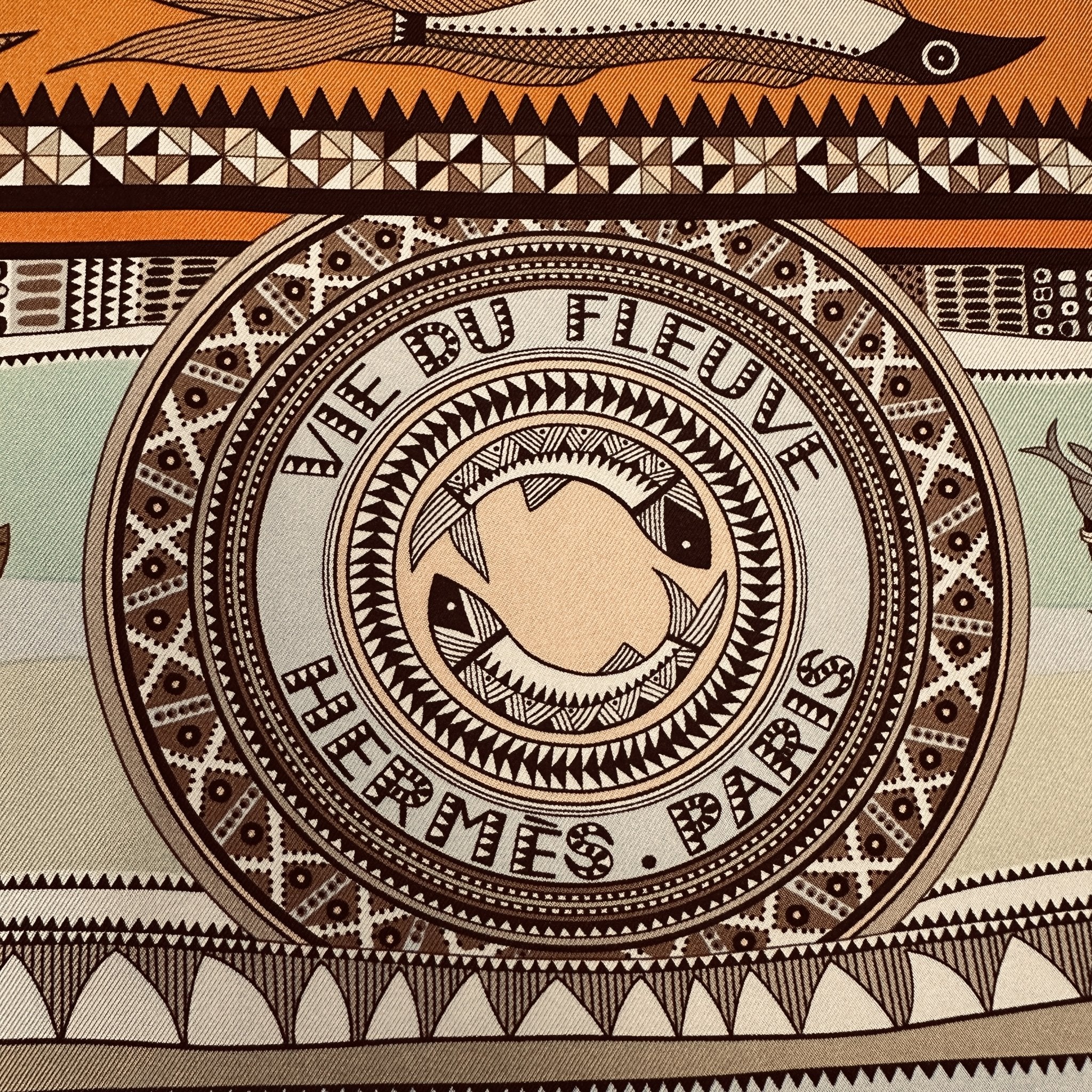 médaillon central avec le nom du foulard foulard  la vie du fleuve orange et signature hermes paris