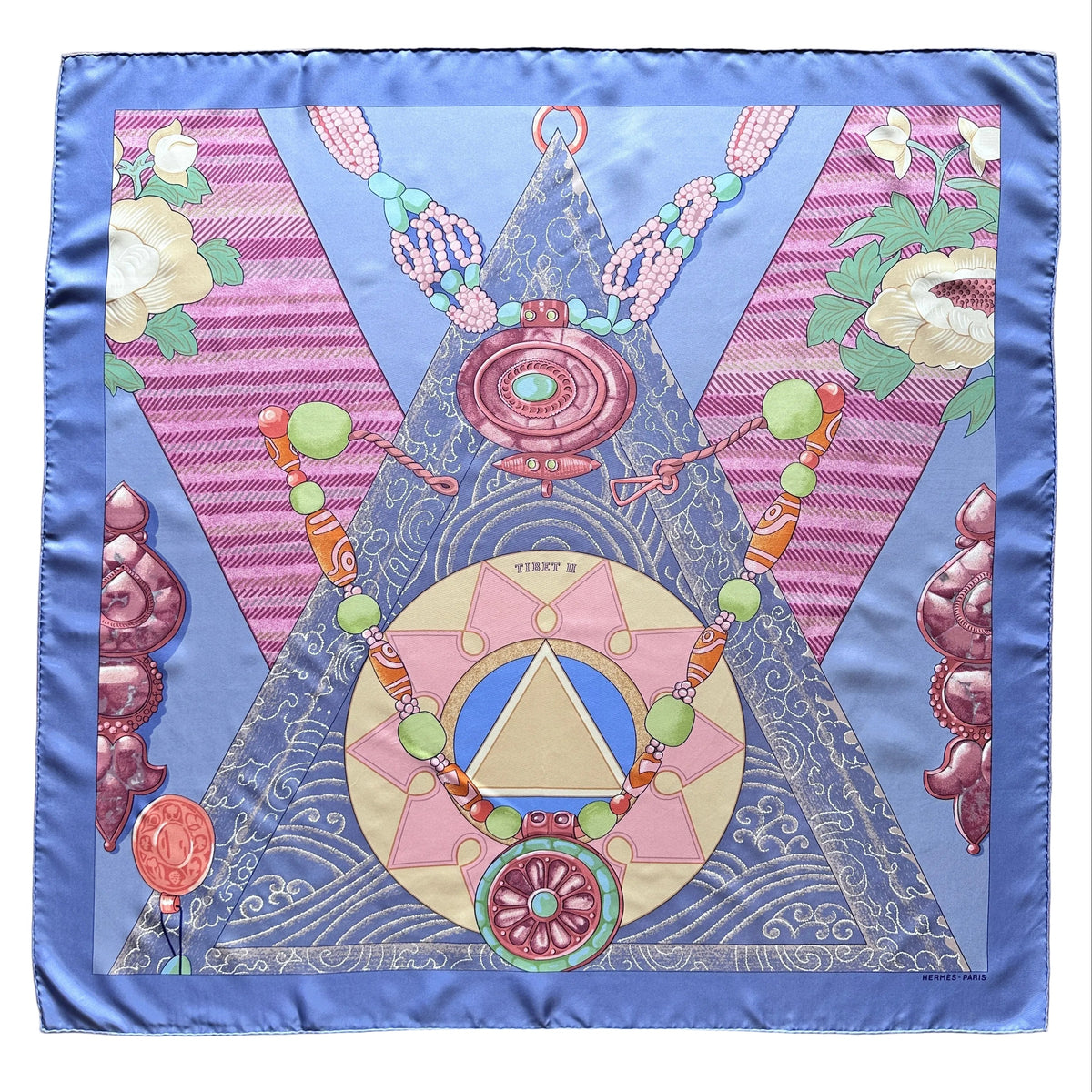 Foulard Hermès Tibet II en soie bleu lavande vue d'ensemble, édition rare.