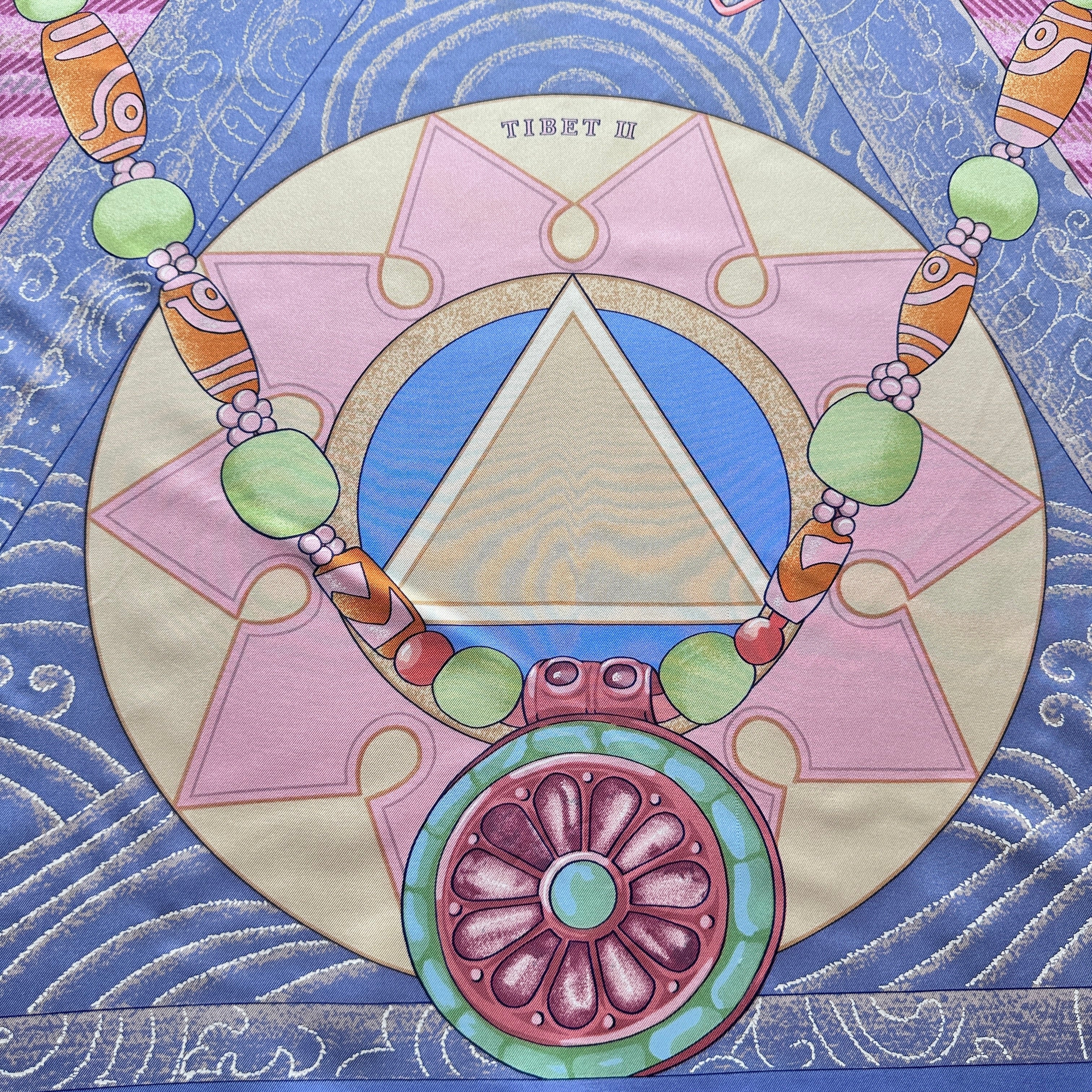Foulard Hermès Tibet II en soie bleu lavande vue d'ensemble, édition rare